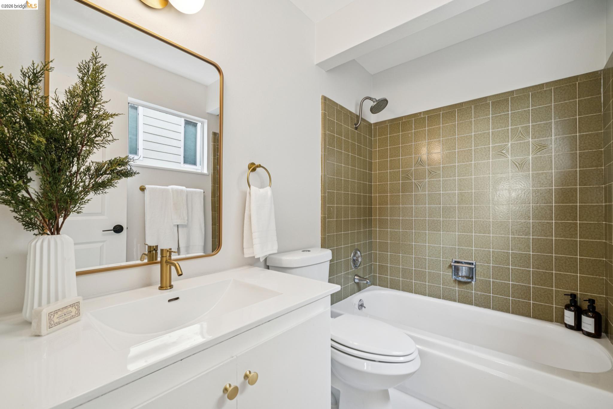 Detail Gallery Image 30 of 60 For 1925 Manzanita Dr, Oakland,  CA 94611 - 3 Beds | 2/1 Baths