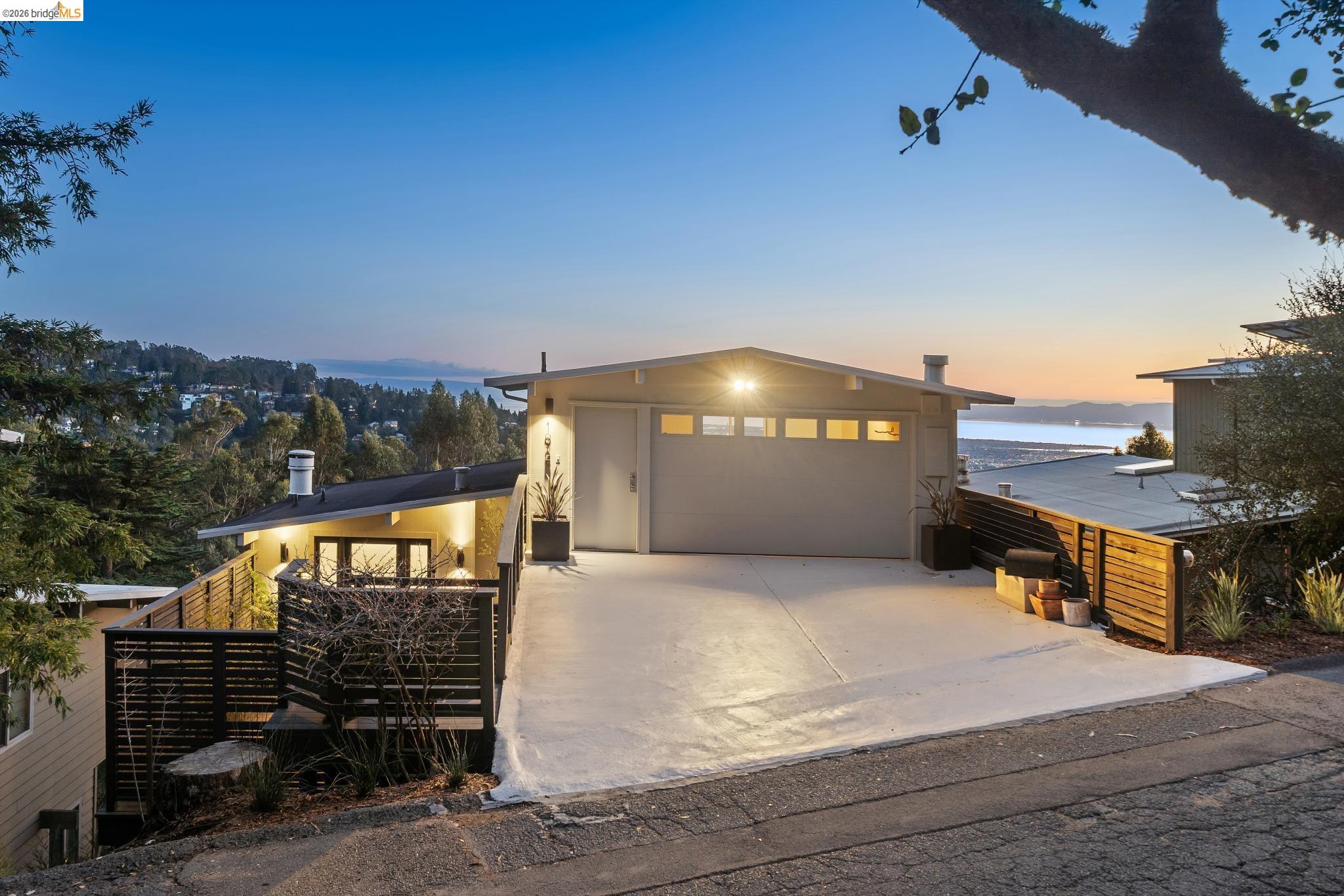 Detail Gallery Image 43 of 60 For 1925 Manzanita Dr, Oakland,  CA 94611 - 3 Beds | 2/1 Baths