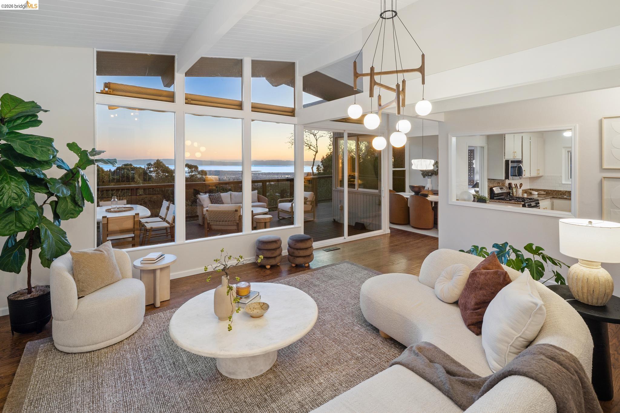 Detail Gallery Image 6 of 60 For 1925 Manzanita Dr, Oakland,  CA 94611 - 3 Beds | 2/1 Baths