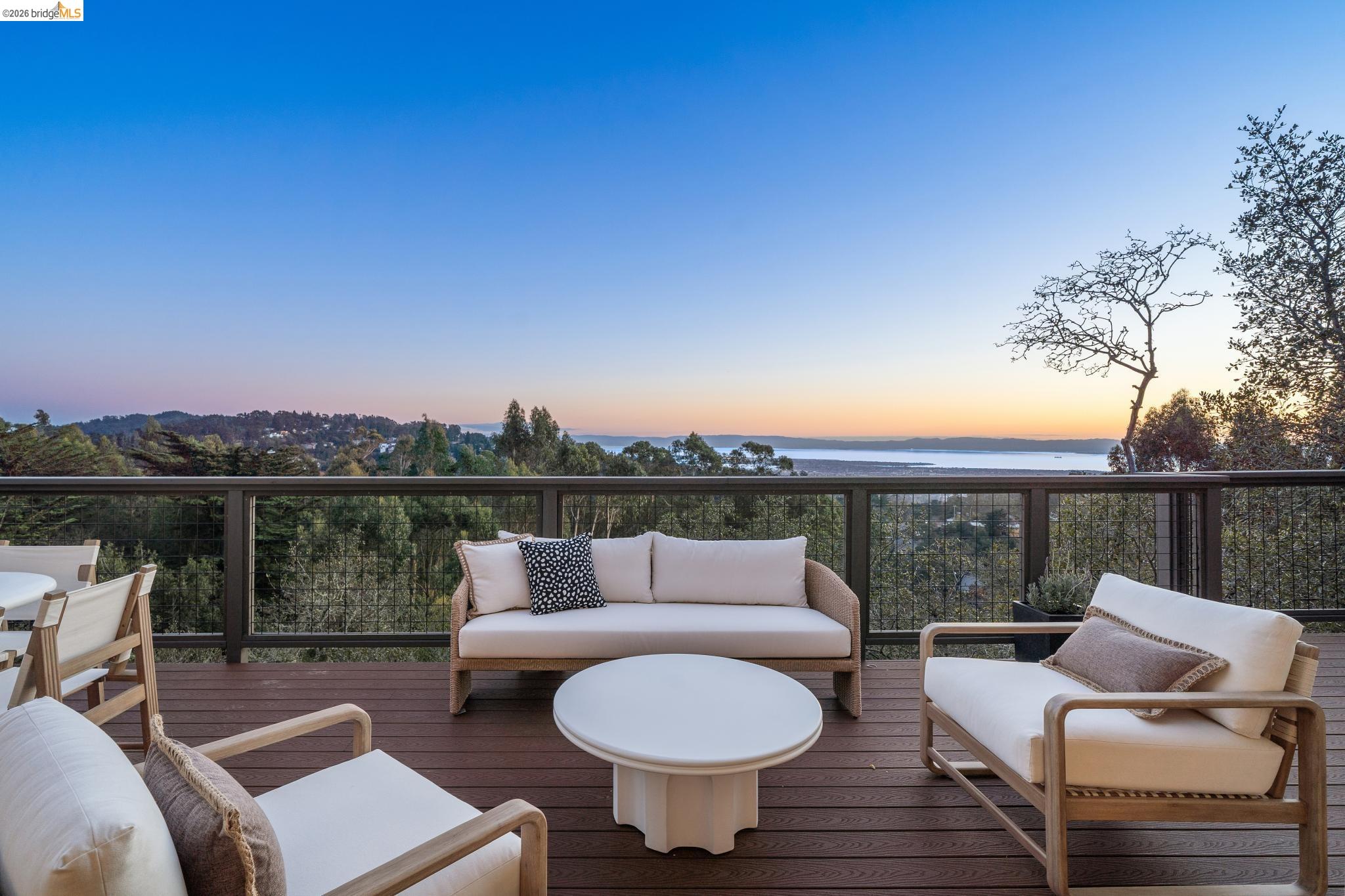 Detail Gallery Image 7 of 60 For 1925 Manzanita Dr, Oakland,  CA 94611 - 3 Beds | 2/1 Baths