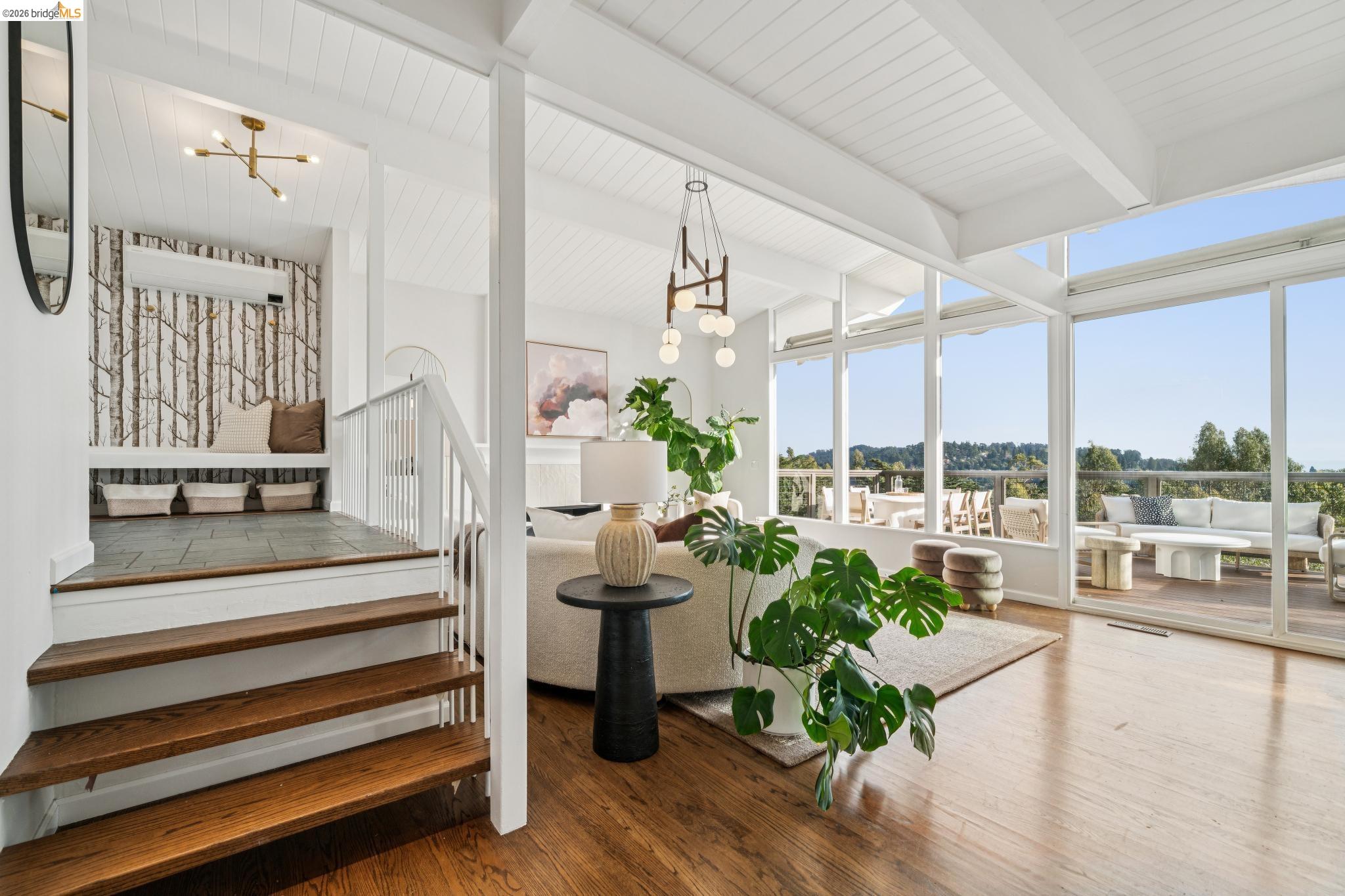 Detail Gallery Image 8 of 60 For 1925 Manzanita Dr, Oakland,  CA 94611 - 3 Beds | 2/1 Baths