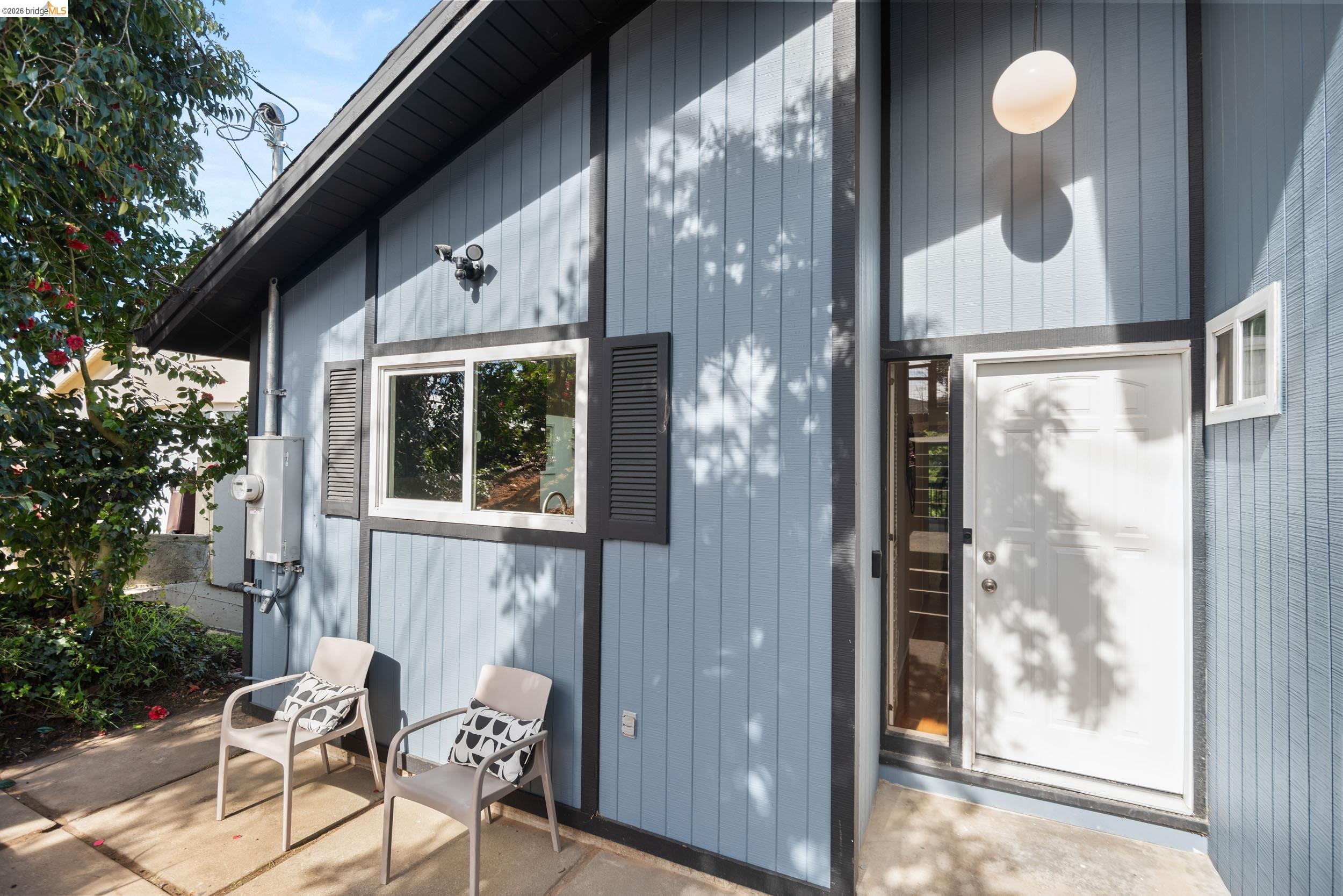 Detail Gallery Image 2 of 44 For 22 Rydal Ct, Oakland,  CA 94611 - 4 Beds | 3 Baths