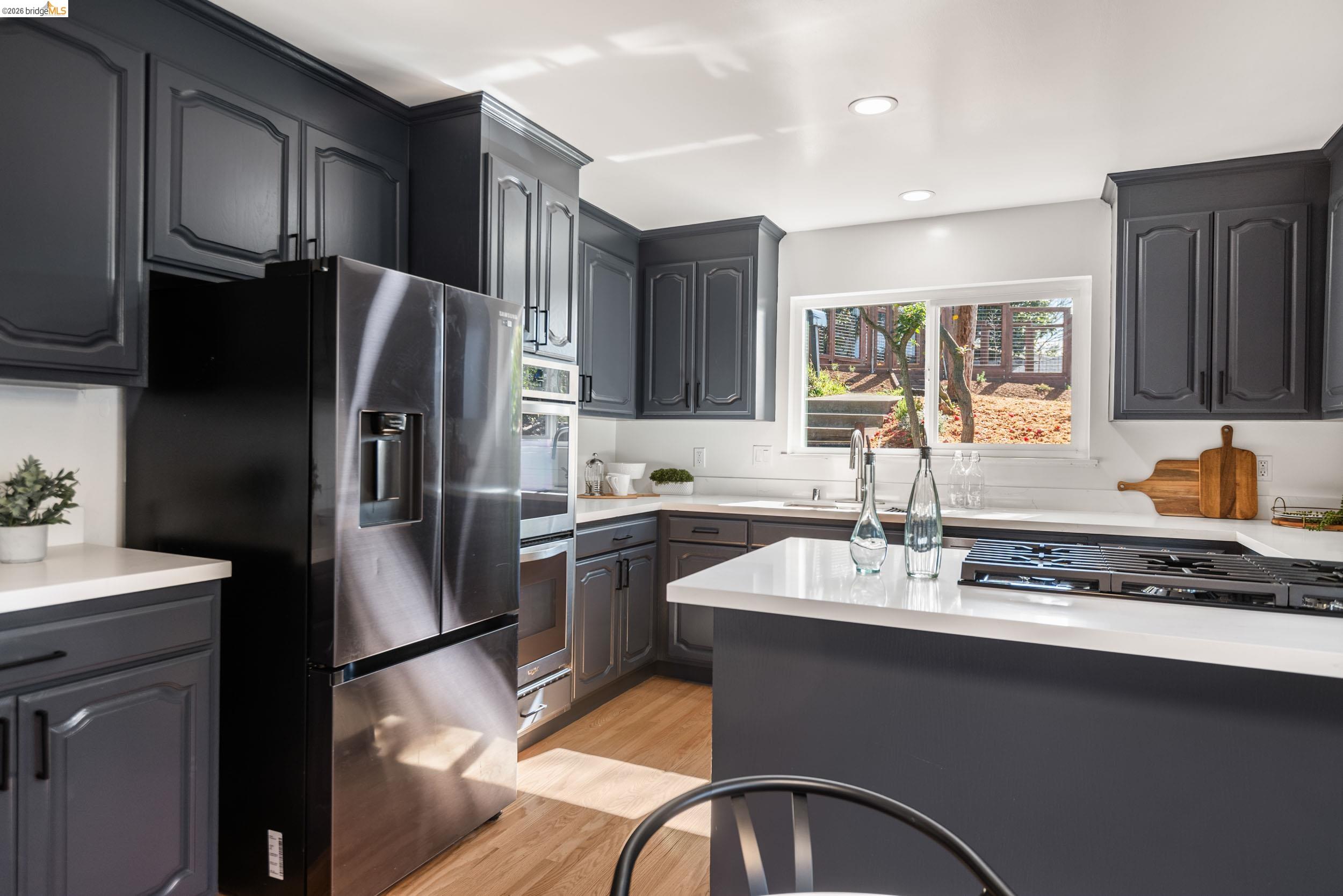 Detail Gallery Image 10 of 44 For 22 Rydal Ct, Oakland,  CA 94611 - 4 Beds | 3 Baths