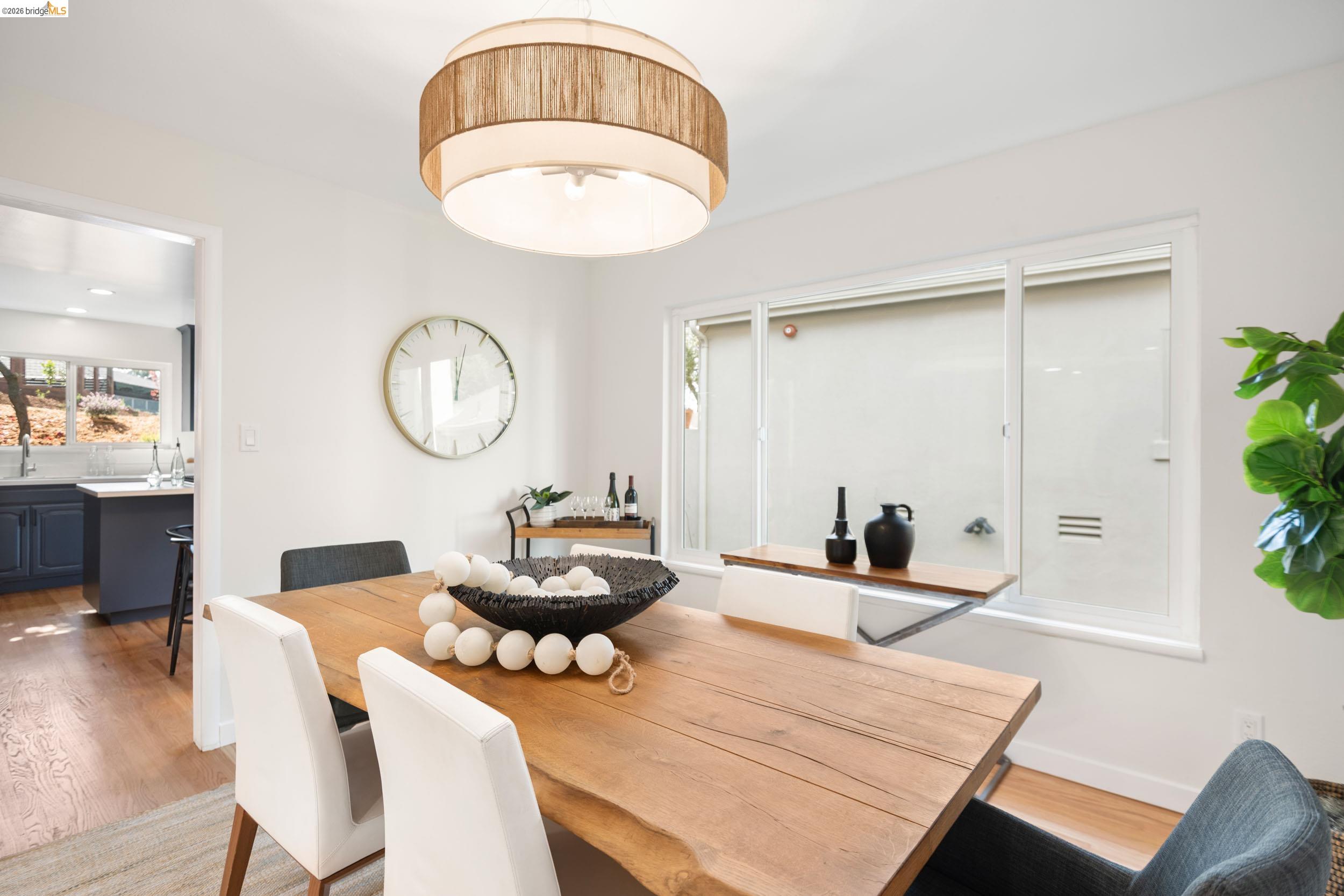 Detail Gallery Image 11 of 44 For 22 Rydal Ct, Oakland,  CA 94611 - 4 Beds | 3 Baths