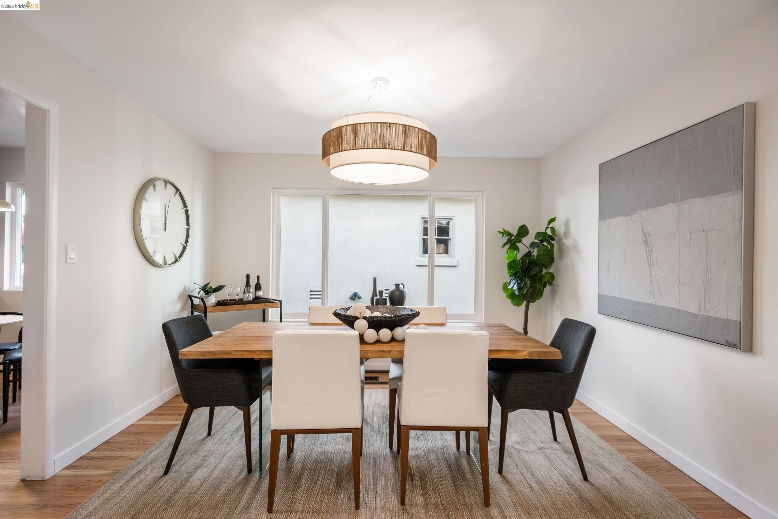 Detail Gallery Image 12 of 44 For 22 Rydal Ct, Oakland,  CA 94611 - 4 Beds | 3 Baths