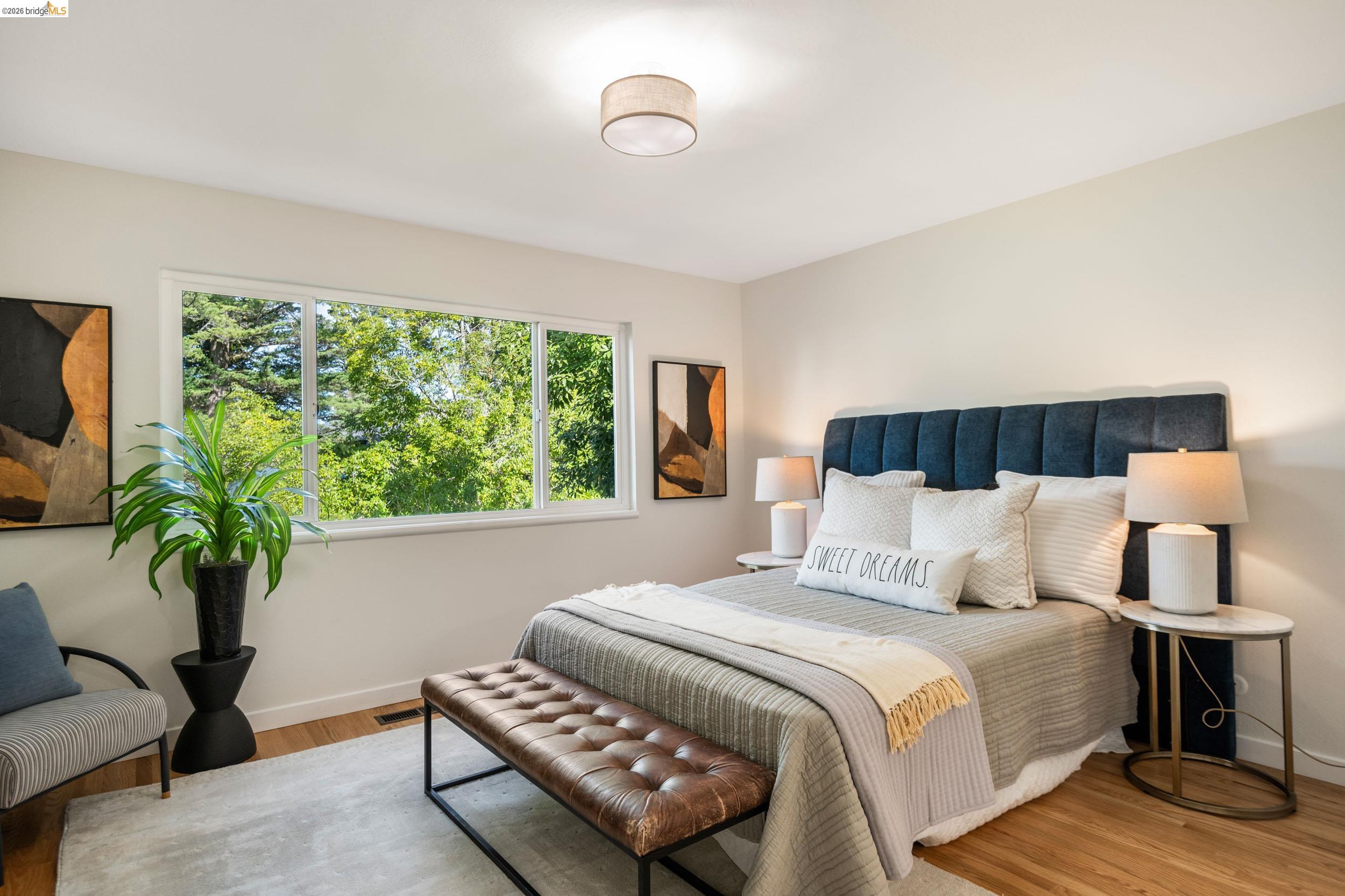 Detail Gallery Image 15 of 44 For 22 Rydal Ct, Oakland,  CA 94611 - 4 Beds | 3 Baths