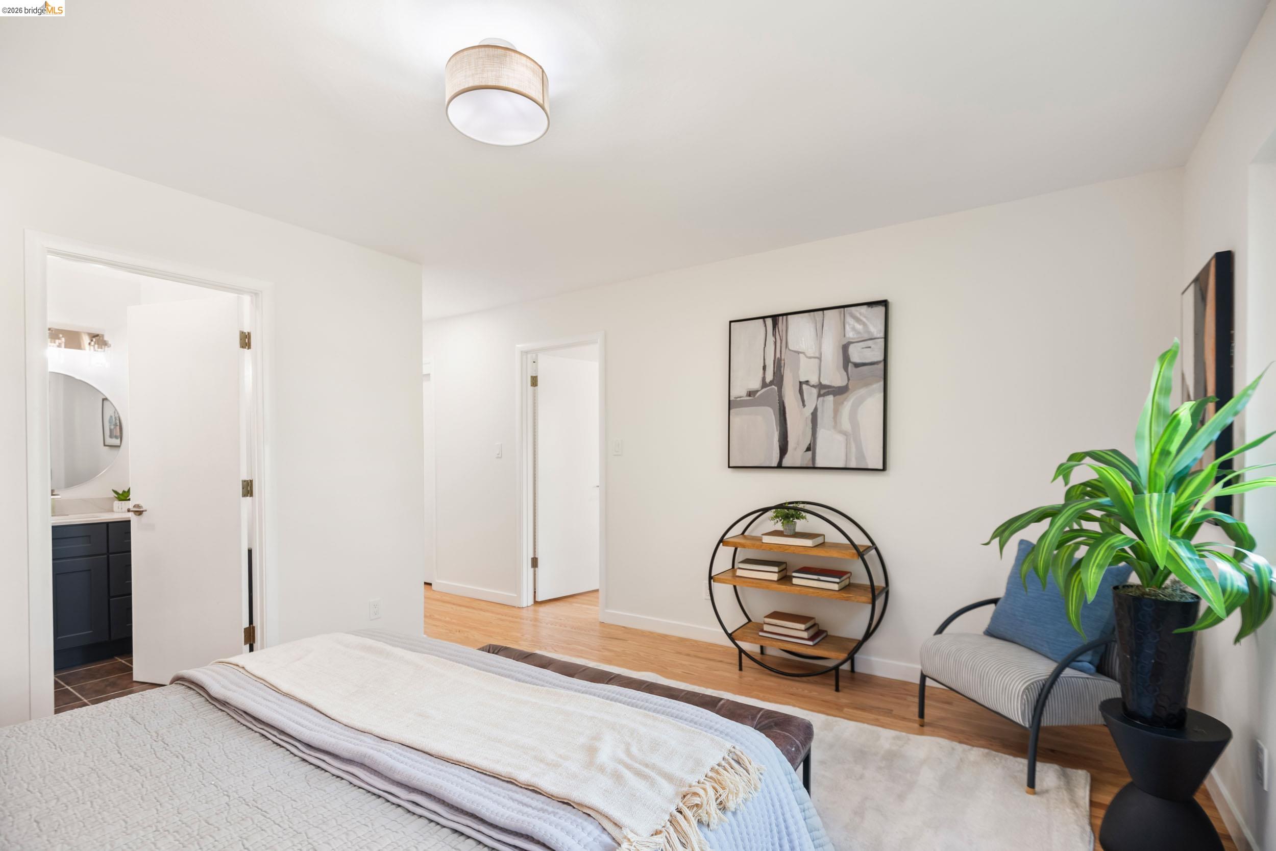 Detail Gallery Image 16 of 44 For 22 Rydal Ct, Oakland,  CA 94611 - 4 Beds | 3 Baths