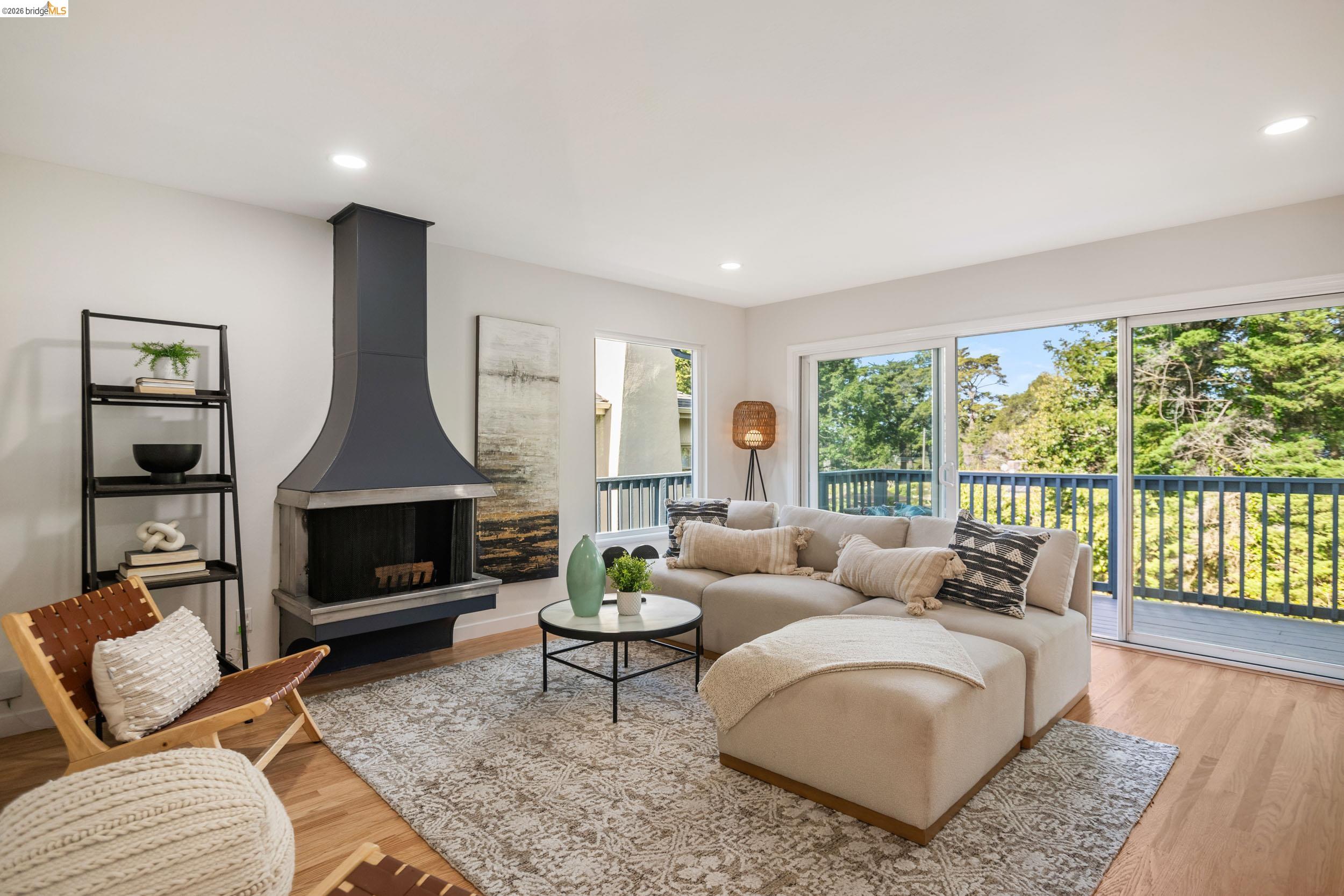 Detail Gallery Image 3 of 44 For 22 Rydal Ct, Oakland,  CA 94611 - 4 Beds | 3 Baths