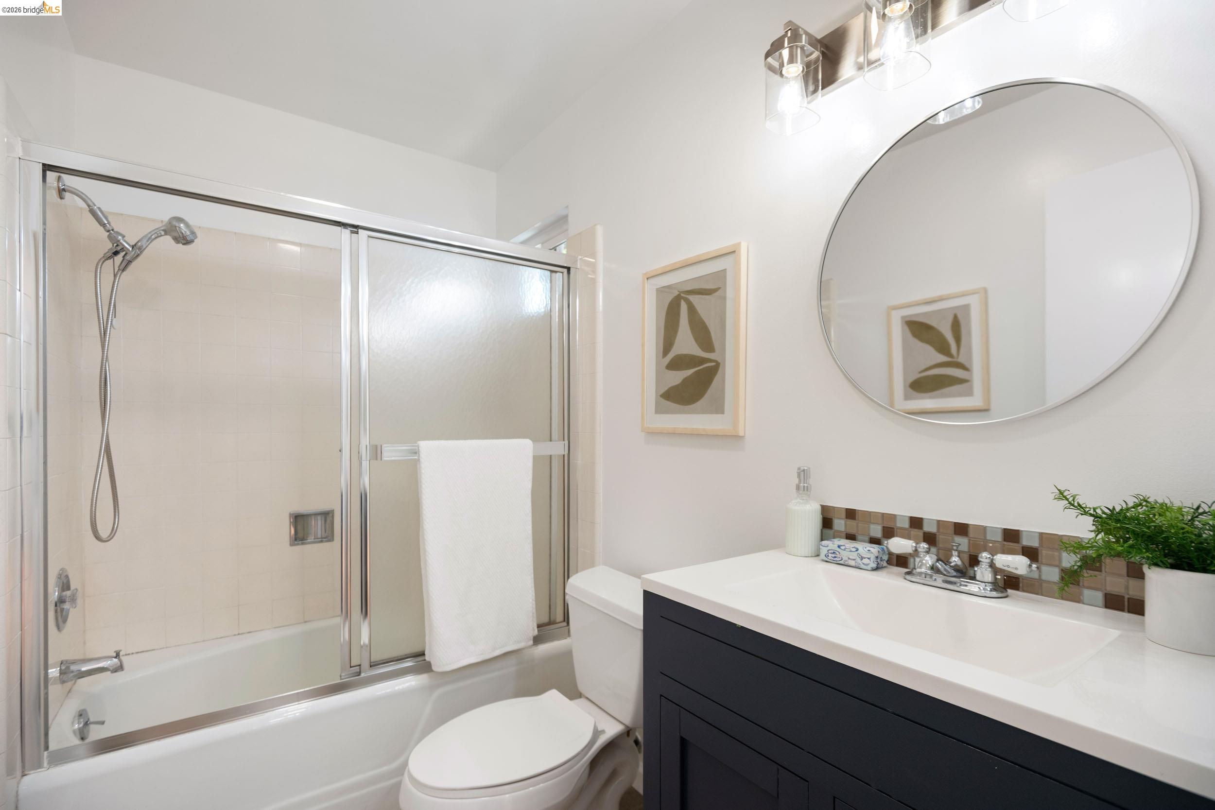 Detail Gallery Image 21 of 44 For 22 Rydal Ct, Oakland,  CA 94611 - 4 Beds | 3 Baths