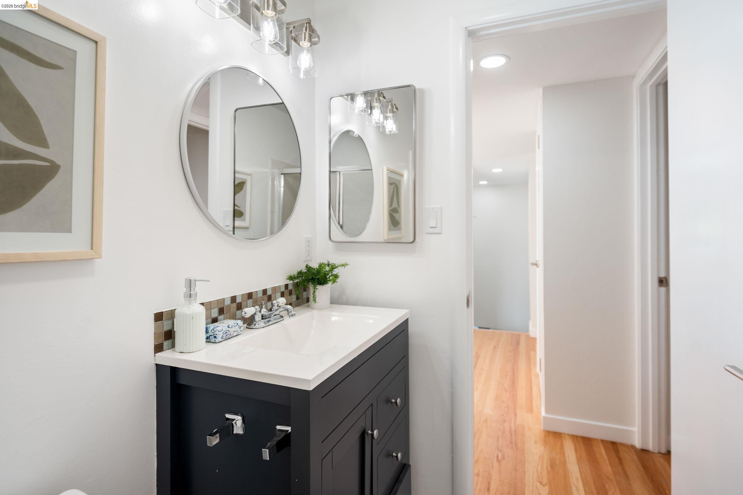 Detail Gallery Image 22 of 44 For 22 Rydal Ct, Oakland,  CA 94611 - 4 Beds | 3 Baths