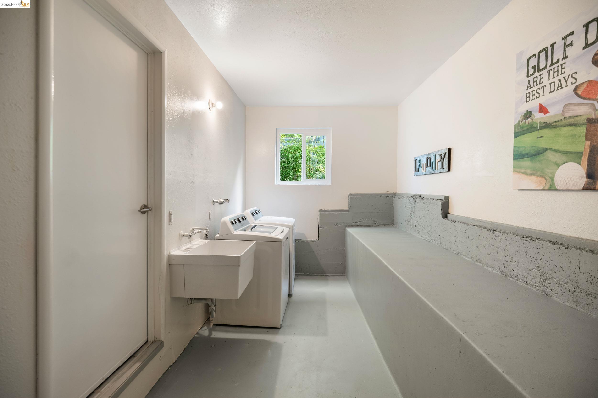 Detail Gallery Image 25 of 44 For 22 Rydal Ct, Oakland,  CA 94611 - 4 Beds | 3 Baths