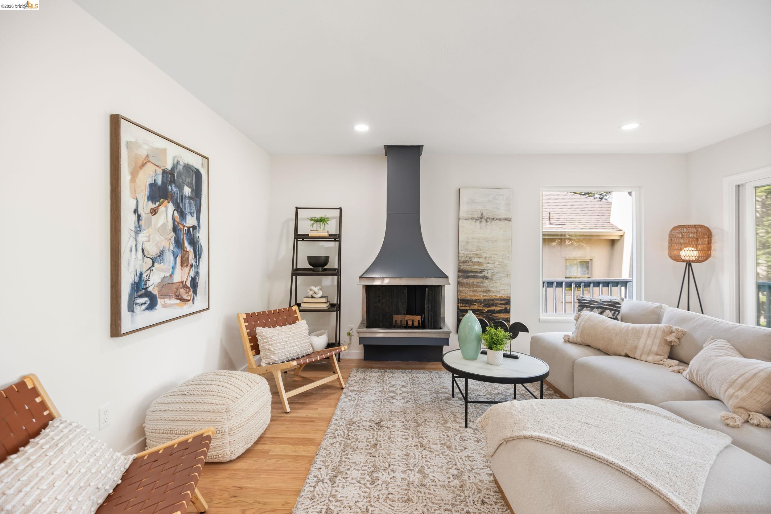 Detail Gallery Image 4 of 44 For 22 Rydal Ct, Oakland,  CA 94611 - 4 Beds | 3 Baths