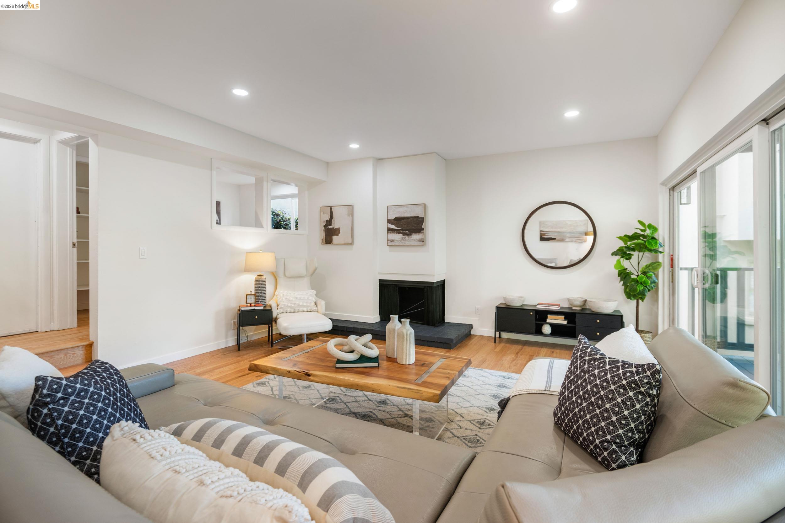 Detail Gallery Image 33 of 44 For 22 Rydal Ct, Oakland,  CA 94611 - 4 Beds | 3 Baths