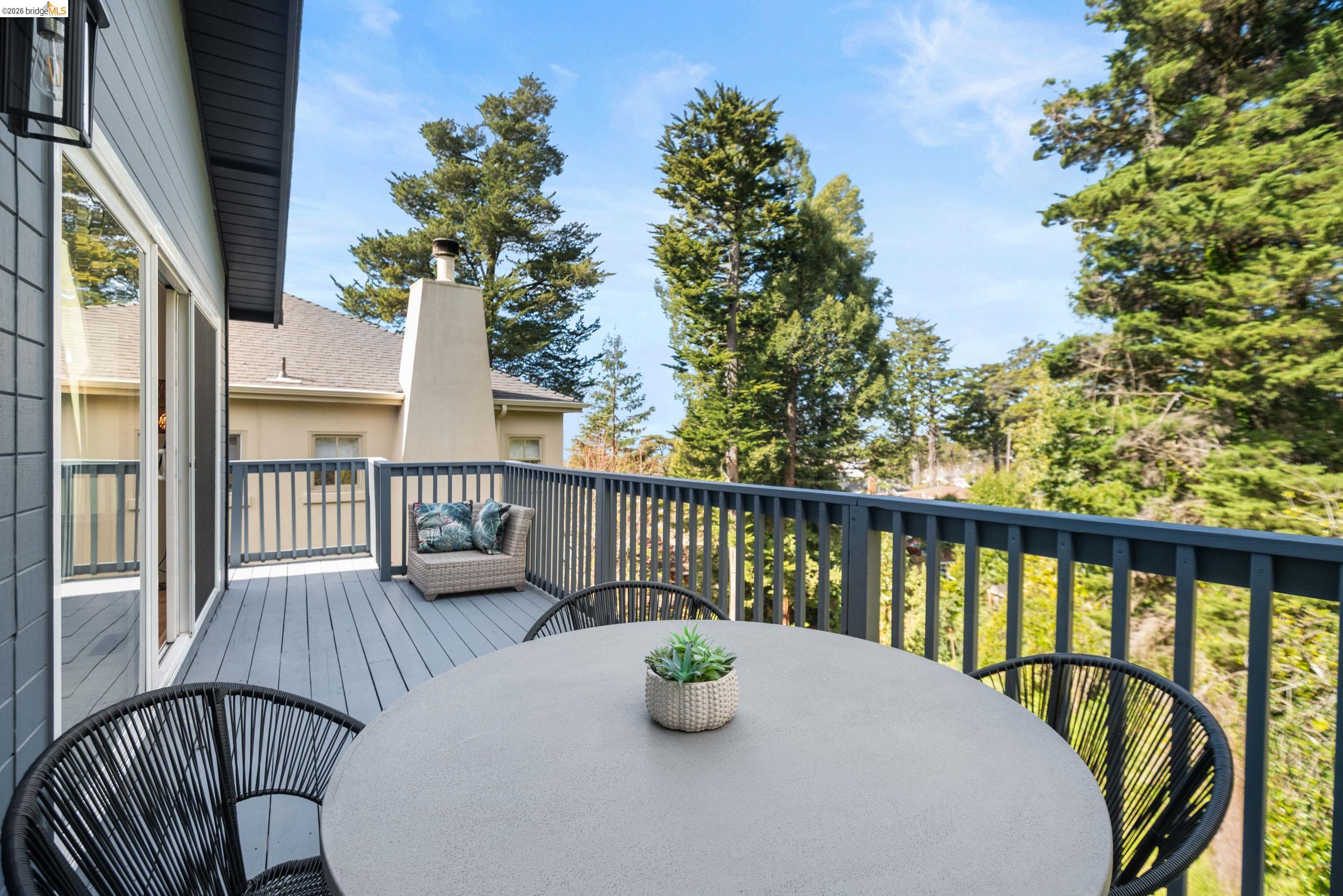 Detail Gallery Image 36 of 44 For 22 Rydal Ct, Oakland,  CA 94611 - 4 Beds | 3 Baths