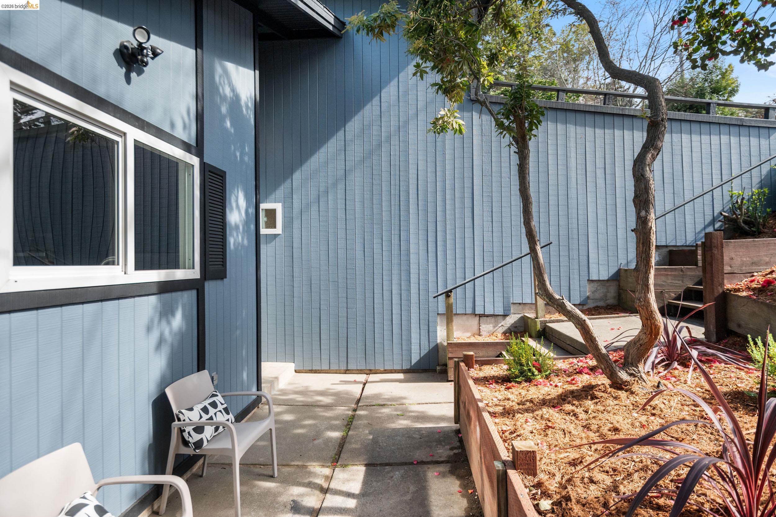 Detail Gallery Image 38 of 44 For 22 Rydal Ct, Oakland,  CA 94611 - 4 Beds | 3 Baths