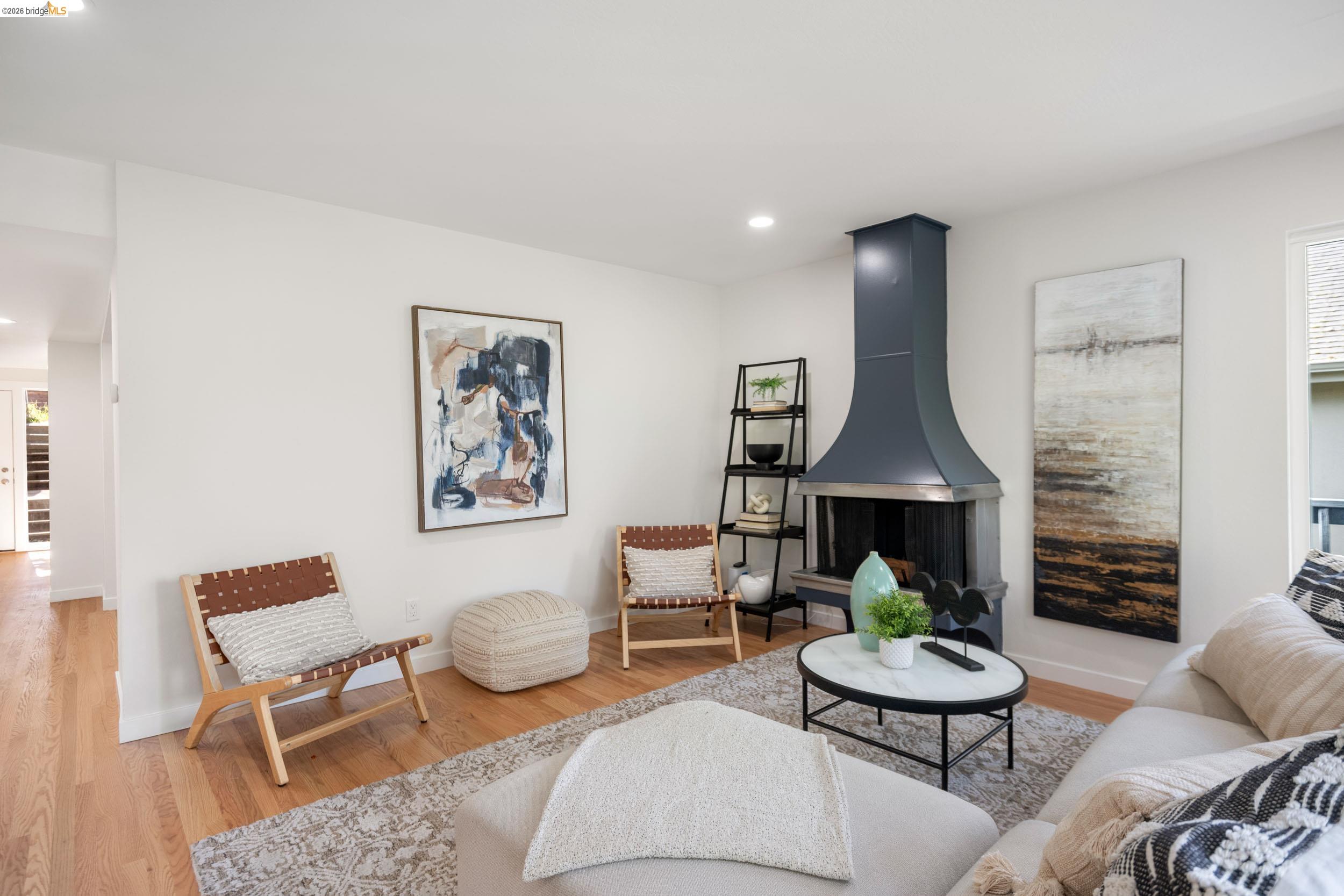 Detail Gallery Image 5 of 44 For 22 Rydal Ct, Oakland,  CA 94611 - 4 Beds | 3 Baths