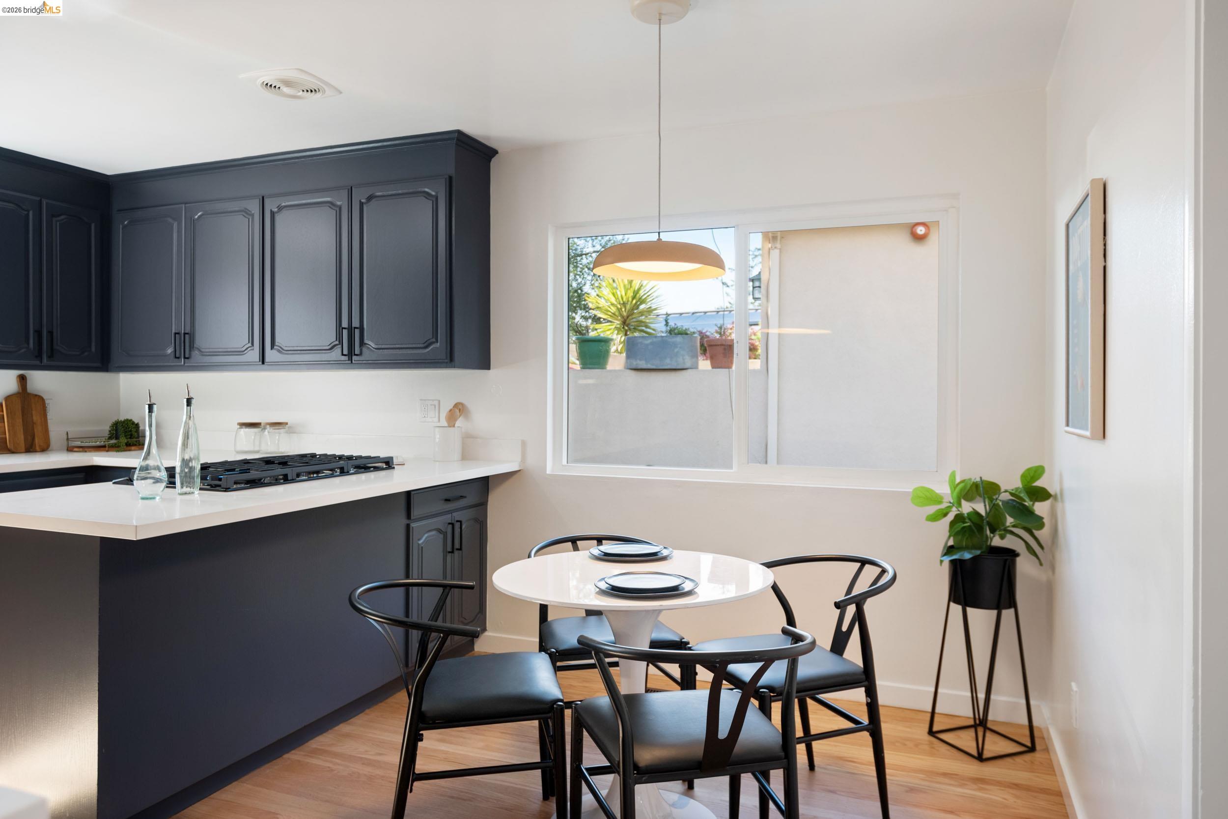 Detail Gallery Image 7 of 44 For 22 Rydal Ct, Oakland,  CA 94611 - 4 Beds | 3 Baths