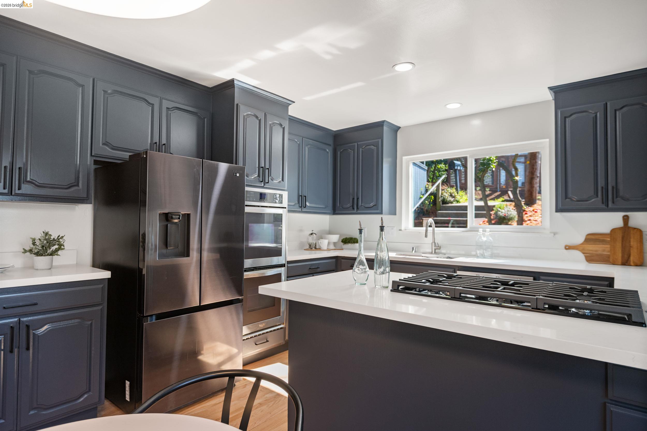 Detail Gallery Image 8 of 44 For 22 Rydal Ct, Oakland,  CA 94611 - 4 Beds | 3 Baths