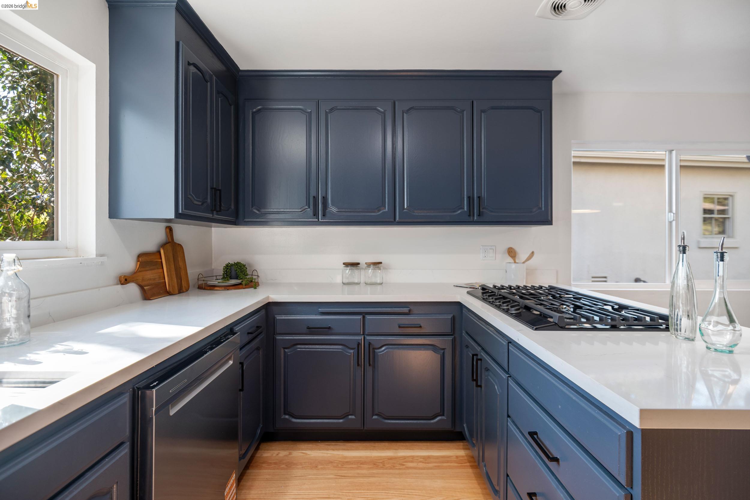 Detail Gallery Image 9 of 44 For 22 Rydal Ct, Oakland,  CA 94611 - 4 Beds | 3 Baths