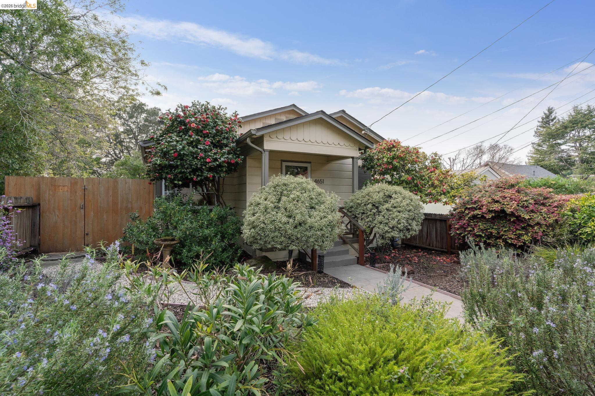 Detail Gallery Image 3 of 40 For 4651 Fair Ave, Oakland,  CA 94619 - 3 Beds | 2 Baths