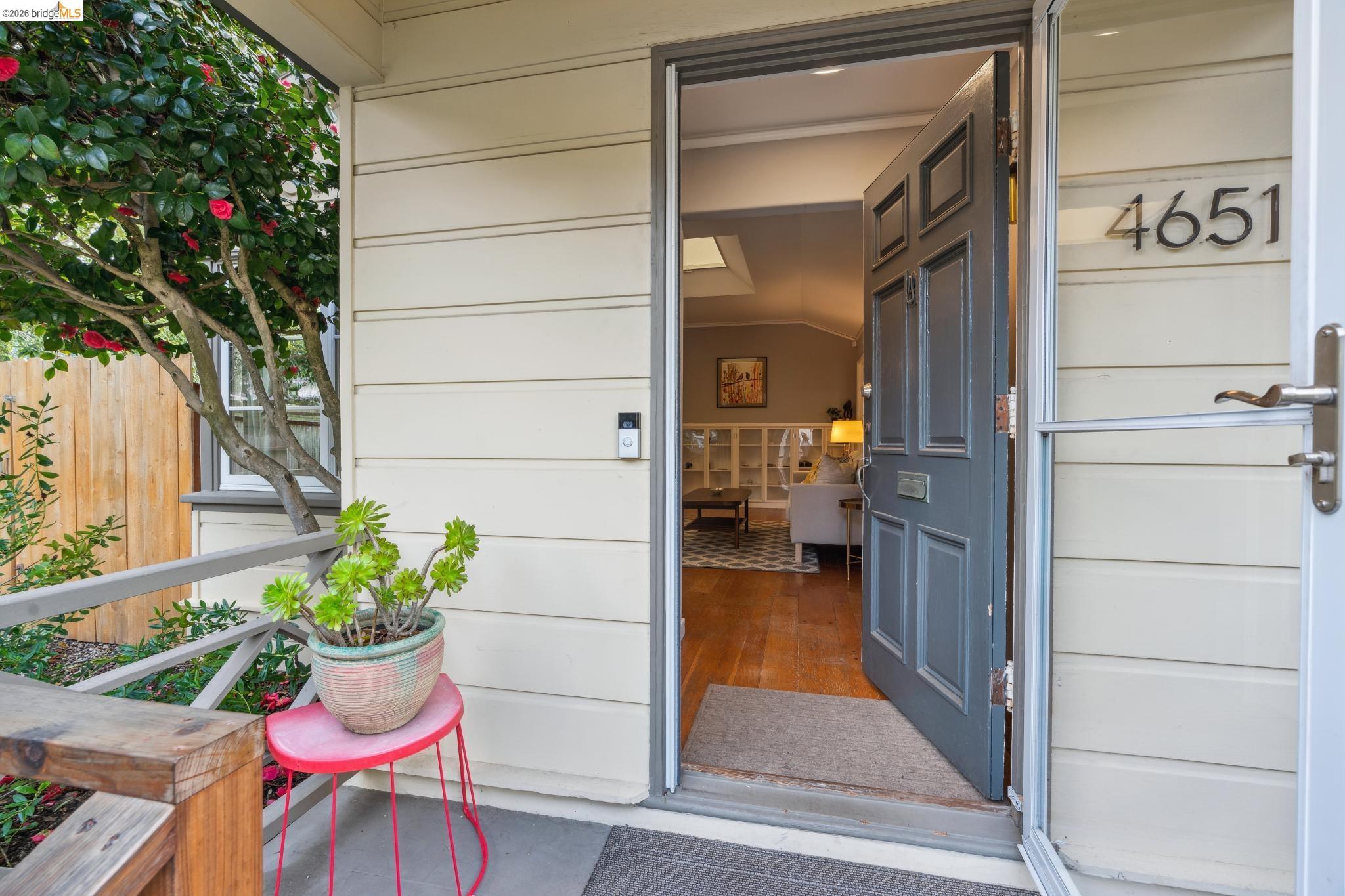 Detail Gallery Image 6 of 40 For 4651 Fair Ave, Oakland,  CA 94619 - 3 Beds | 2 Baths