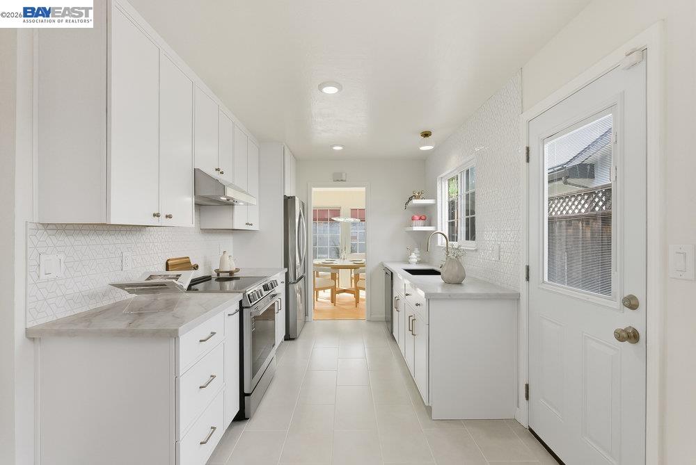 Detail Gallery Image 9 of 26 For 974 Pocatello Ave, Sunnyvale,  CA 94087 - 3 Beds | 2 Baths