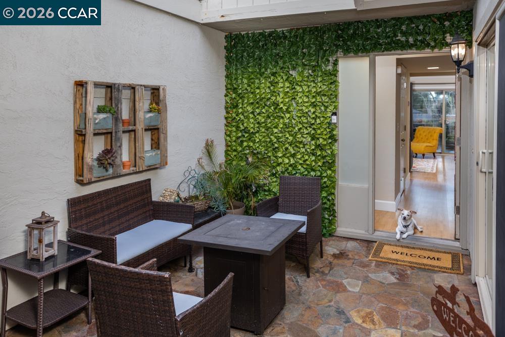 Detail Gallery Image 3 of 24 For 1762 Holland Cir, Walnut Creek,  CA 94597 - 2 Beds | 2/1 Baths