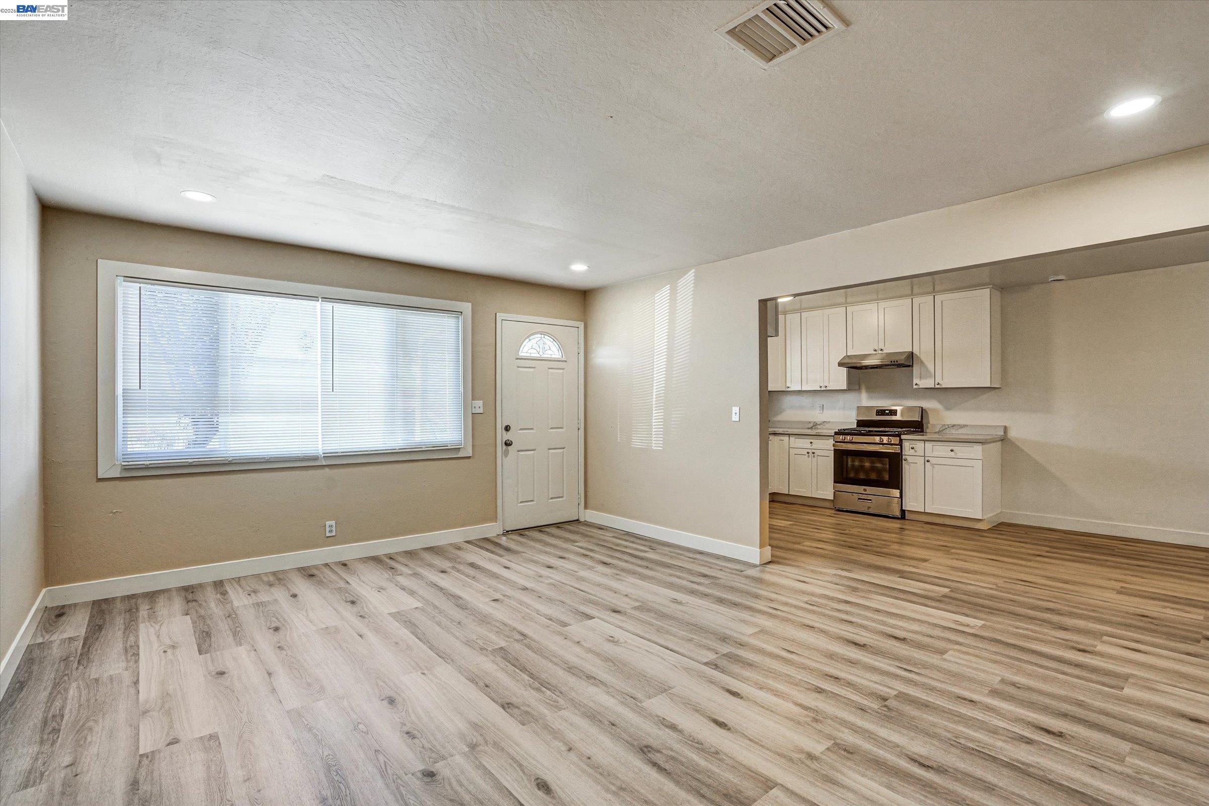 Detail Gallery Image 3 of 32 For 452 Wilshire Avenue, Vallejo,  CA 94591 - 4 Beds | 3 Baths