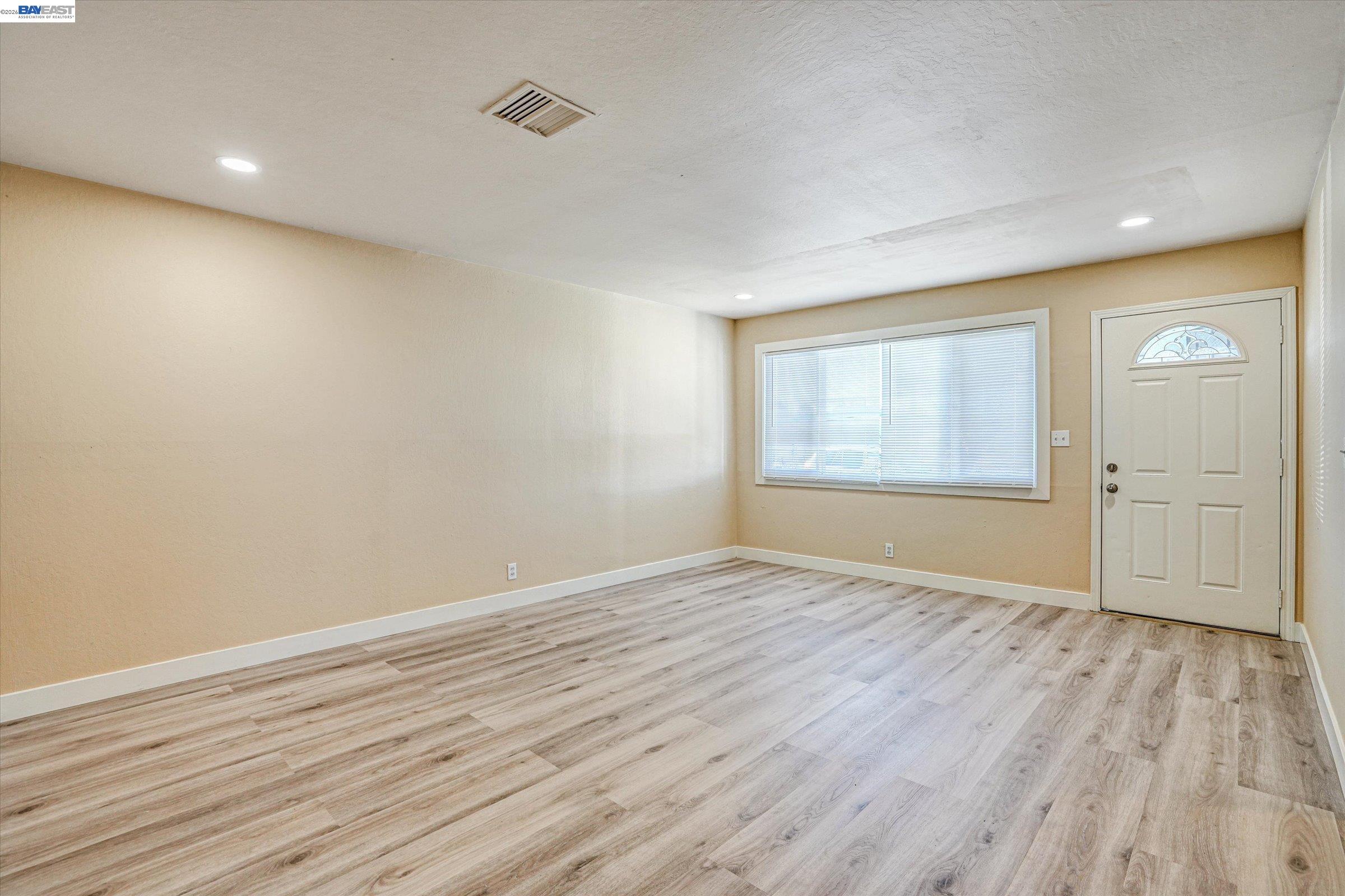 Detail Gallery Image 4 of 32 For 452 Wilshire Avenue, Vallejo,  CA 94591 - 4 Beds | 3 Baths