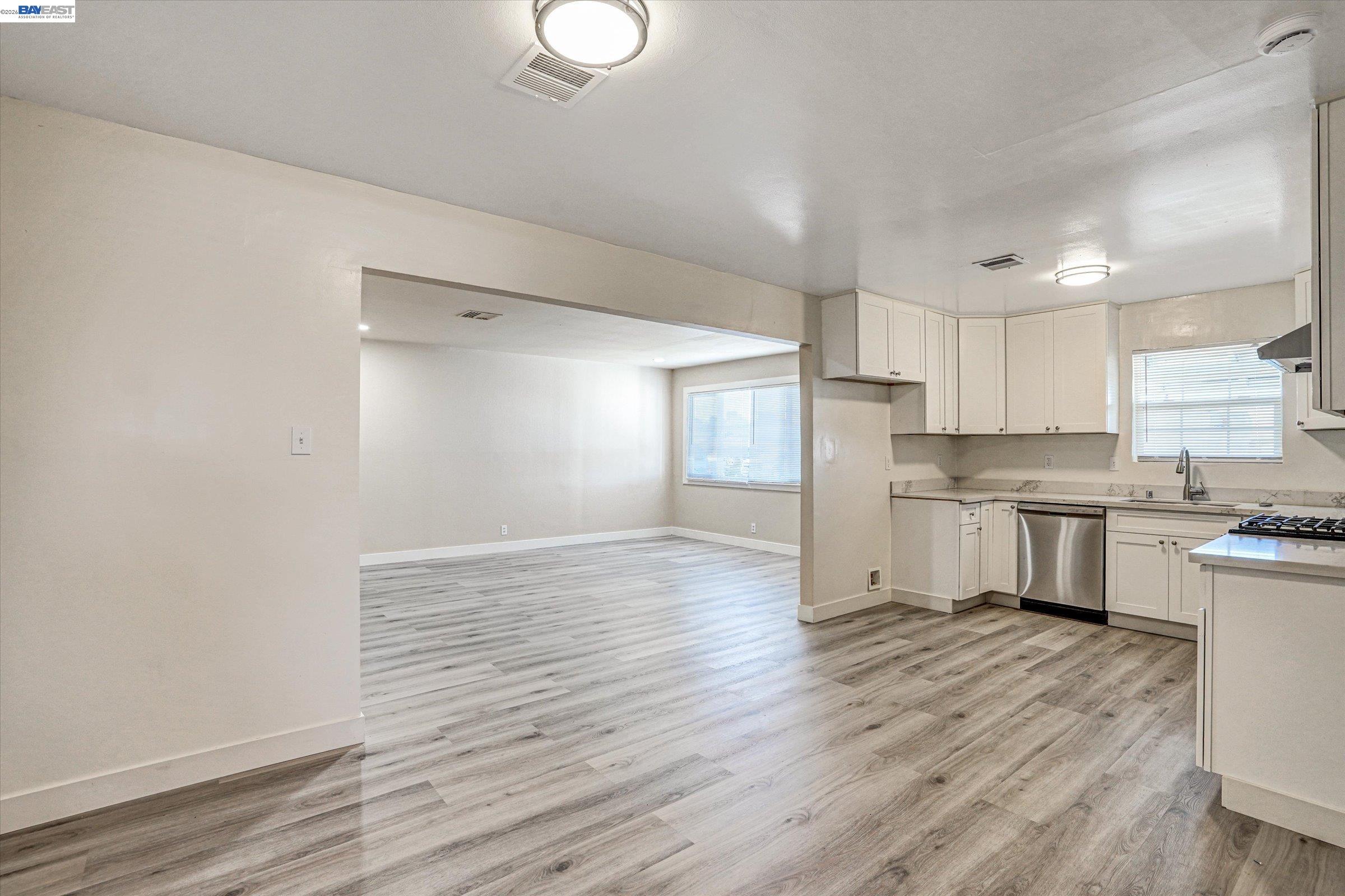 Detail Gallery Image 6 of 32 For 452 Wilshire Avenue, Vallejo,  CA 94591 - 4 Beds | 3 Baths