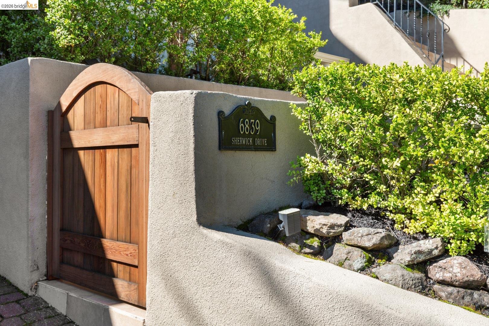 Detail Gallery Image 11 of 60 For 6839 Sherwick Dr, Berkeley,  CA 94705-1744 - 4 Beds | 3/1 Baths