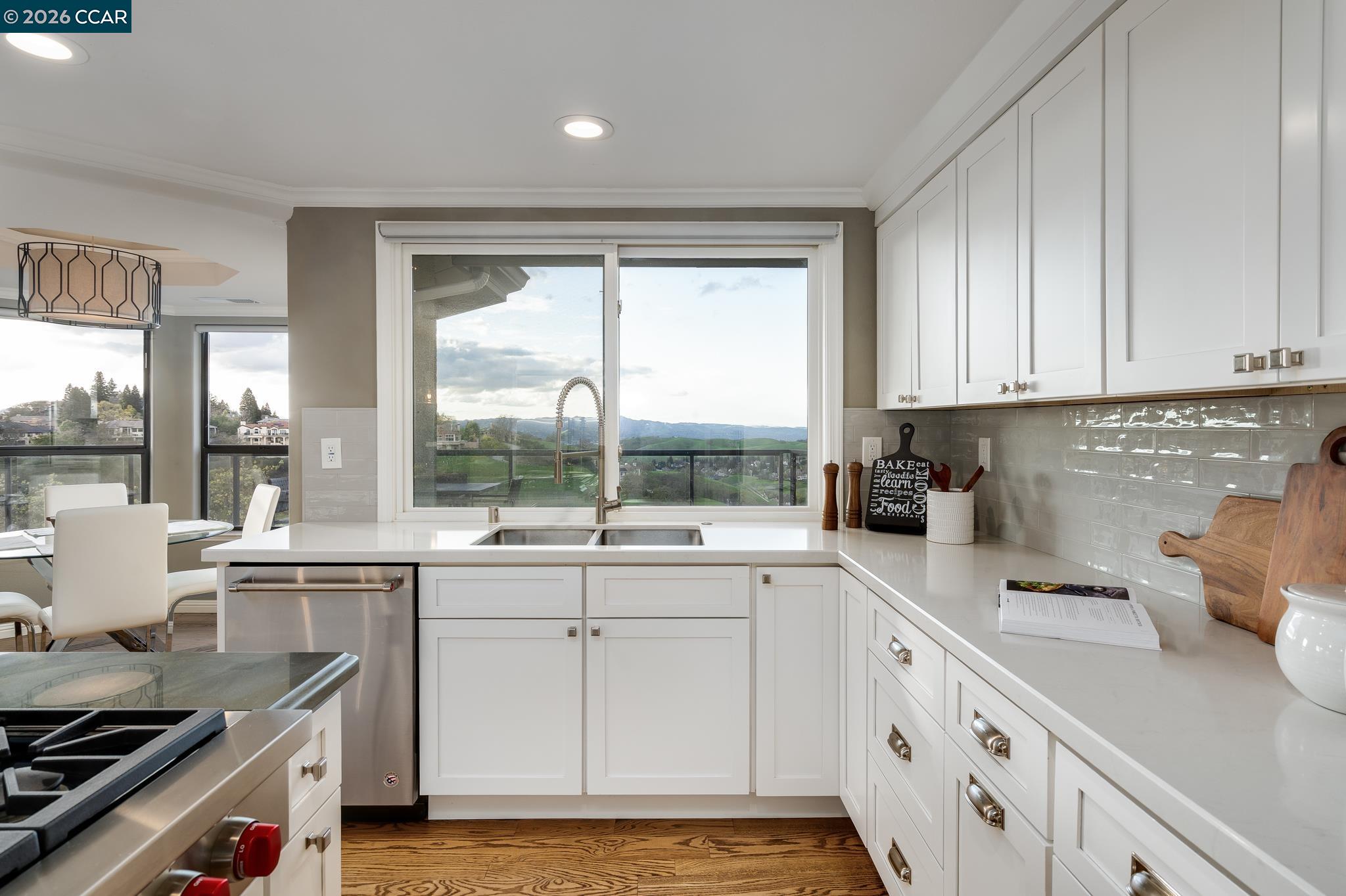 Detail Gallery Image 10 of 43 For 145 Sugar Creek Ln, Alamo,  CA 94507 - 4 Beds | 3/1 Baths