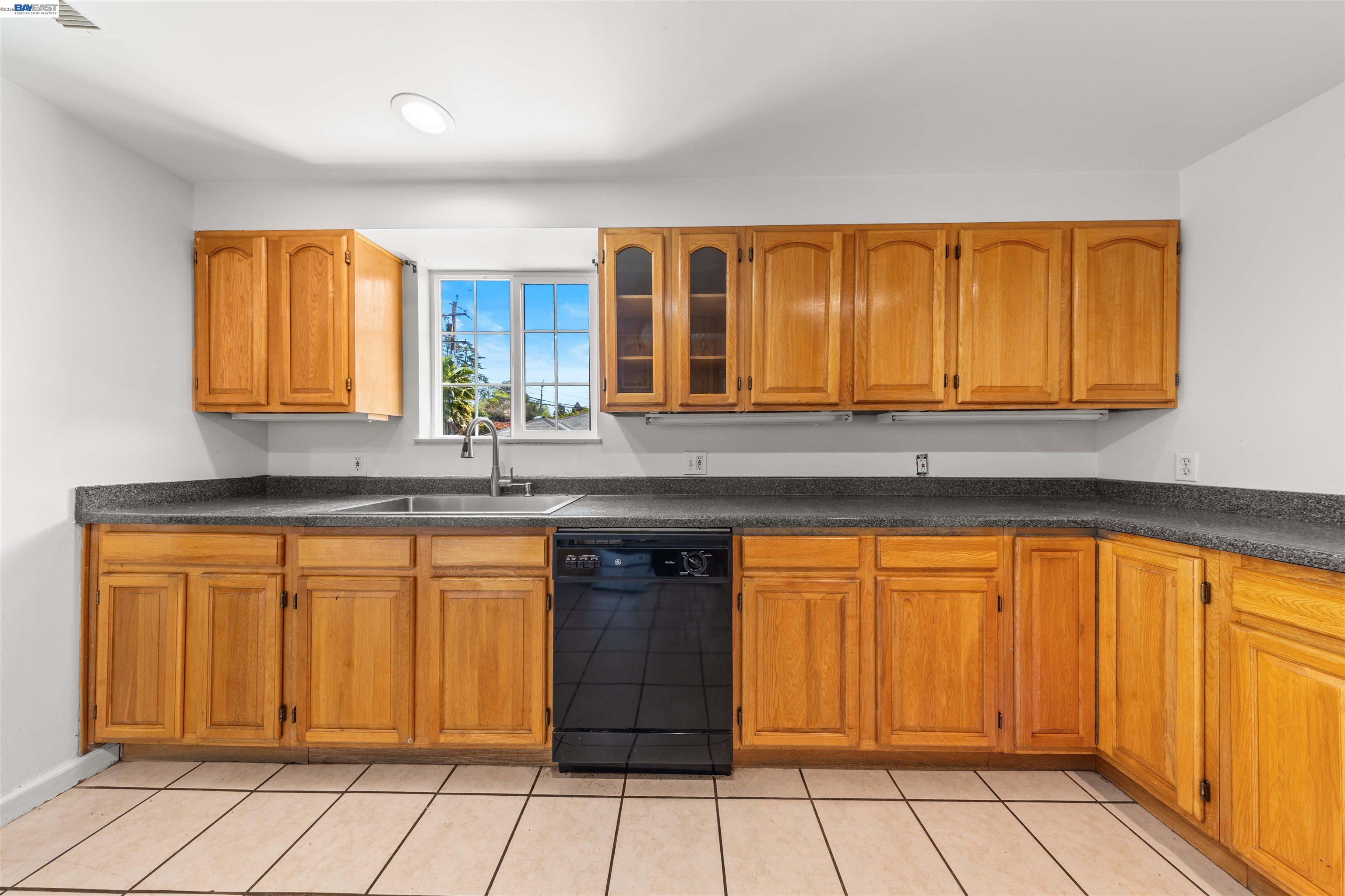 Detail Gallery Image 25 of 39 For 2102 Overhill Rd, Concord,  CA 94520 - 6 Beds | 3 Baths