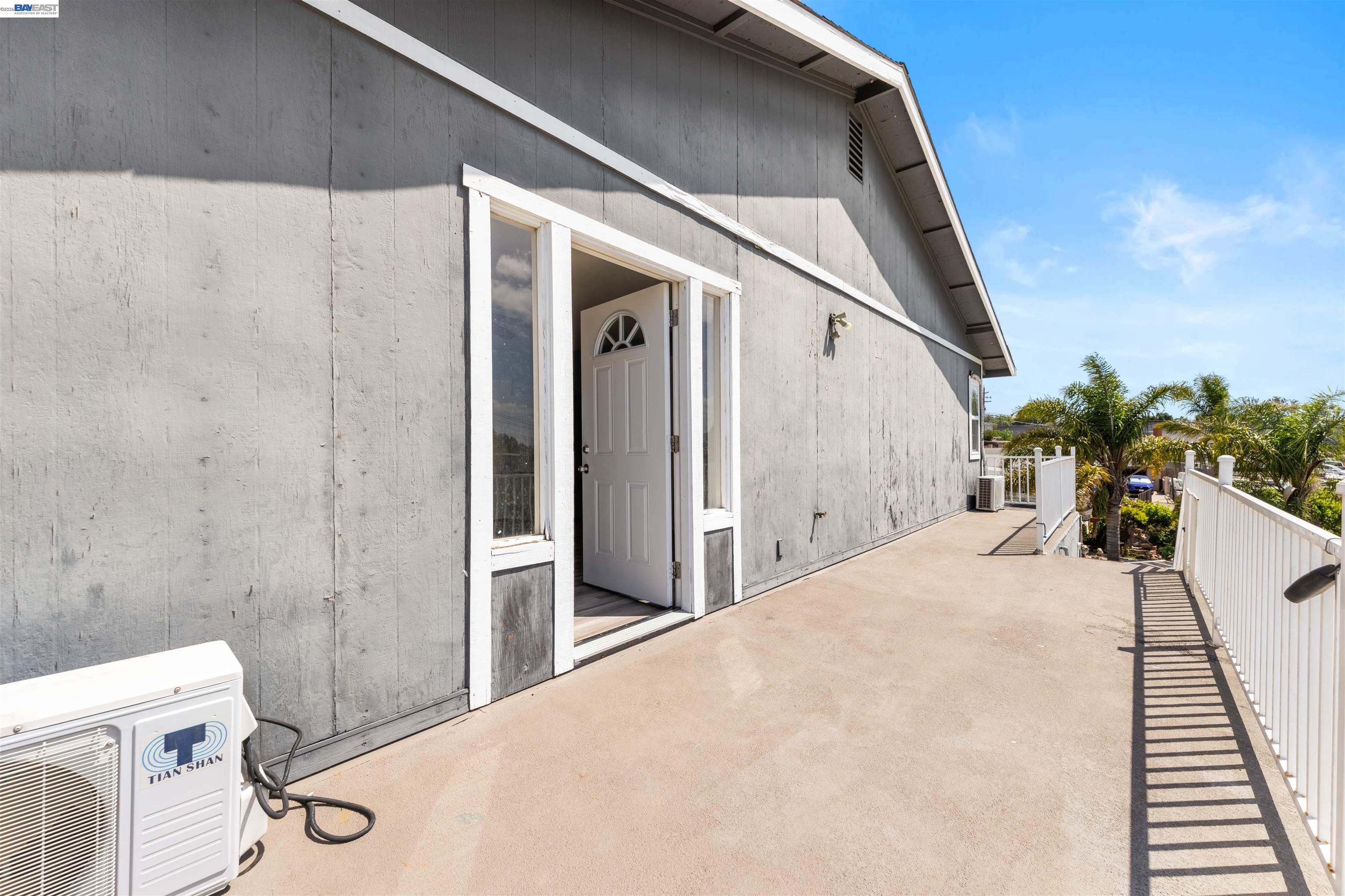 Detail Gallery Image 4 of 39 For 2102 Overhill Rd, Concord,  CA 94520 - 6 Beds | 3 Baths