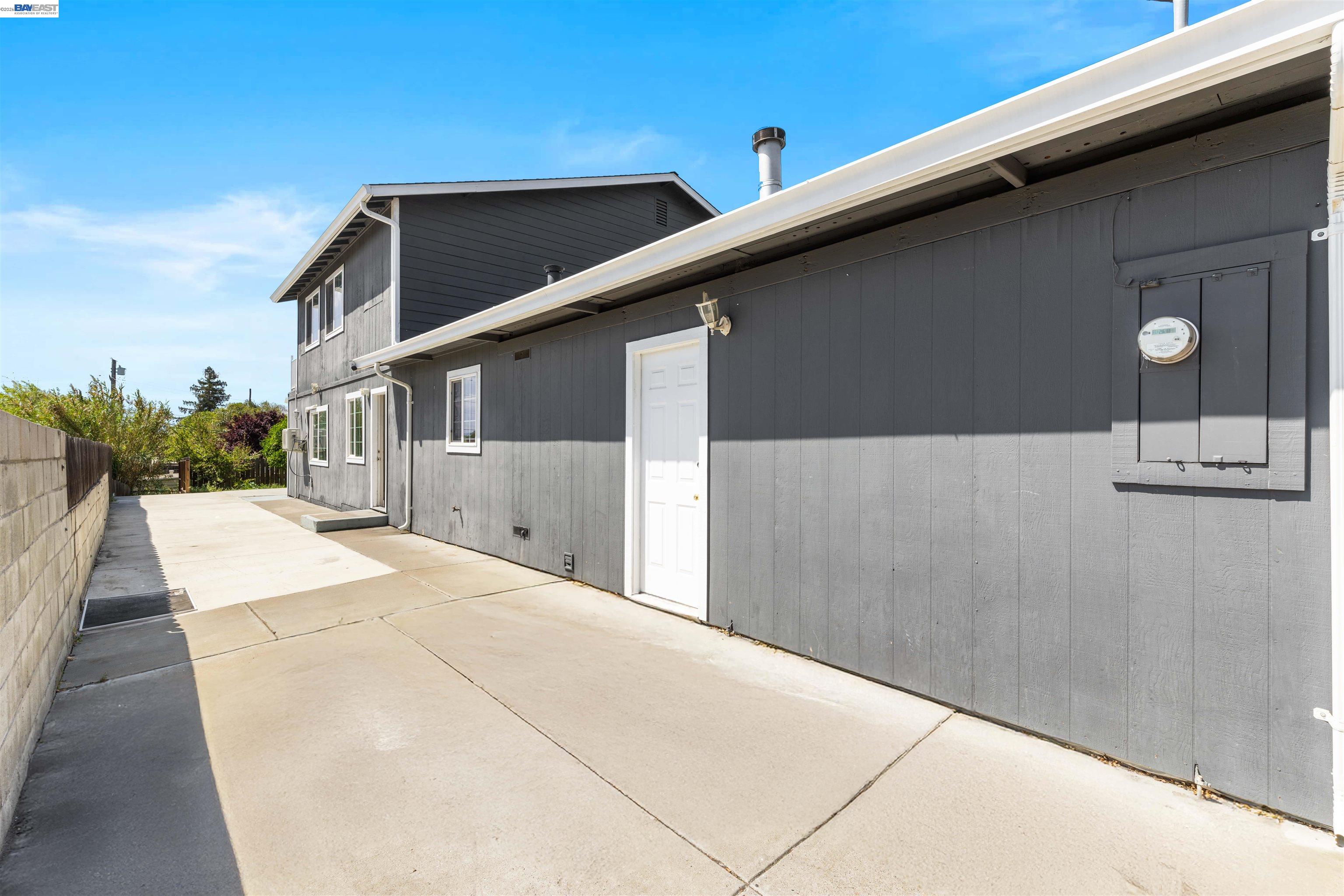 Detail Gallery Image 5 of 39 For 2102 Overhill Rd, Concord,  CA 94520 - 6 Beds | 3 Baths