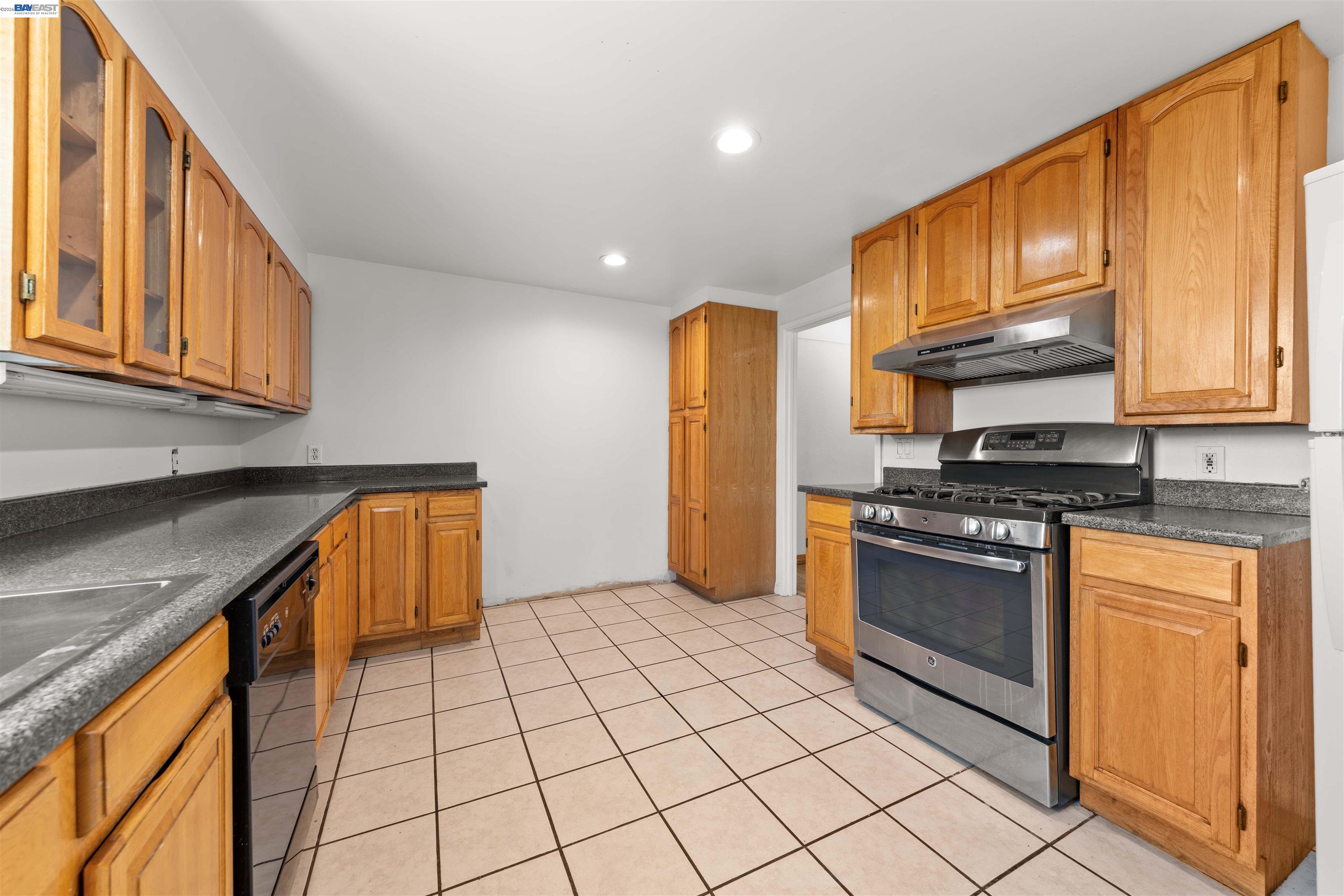 Detail Gallery Image 9 of 39 For 2102 Overhill Rd, Concord,  CA 94520 - 6 Beds | 3 Baths