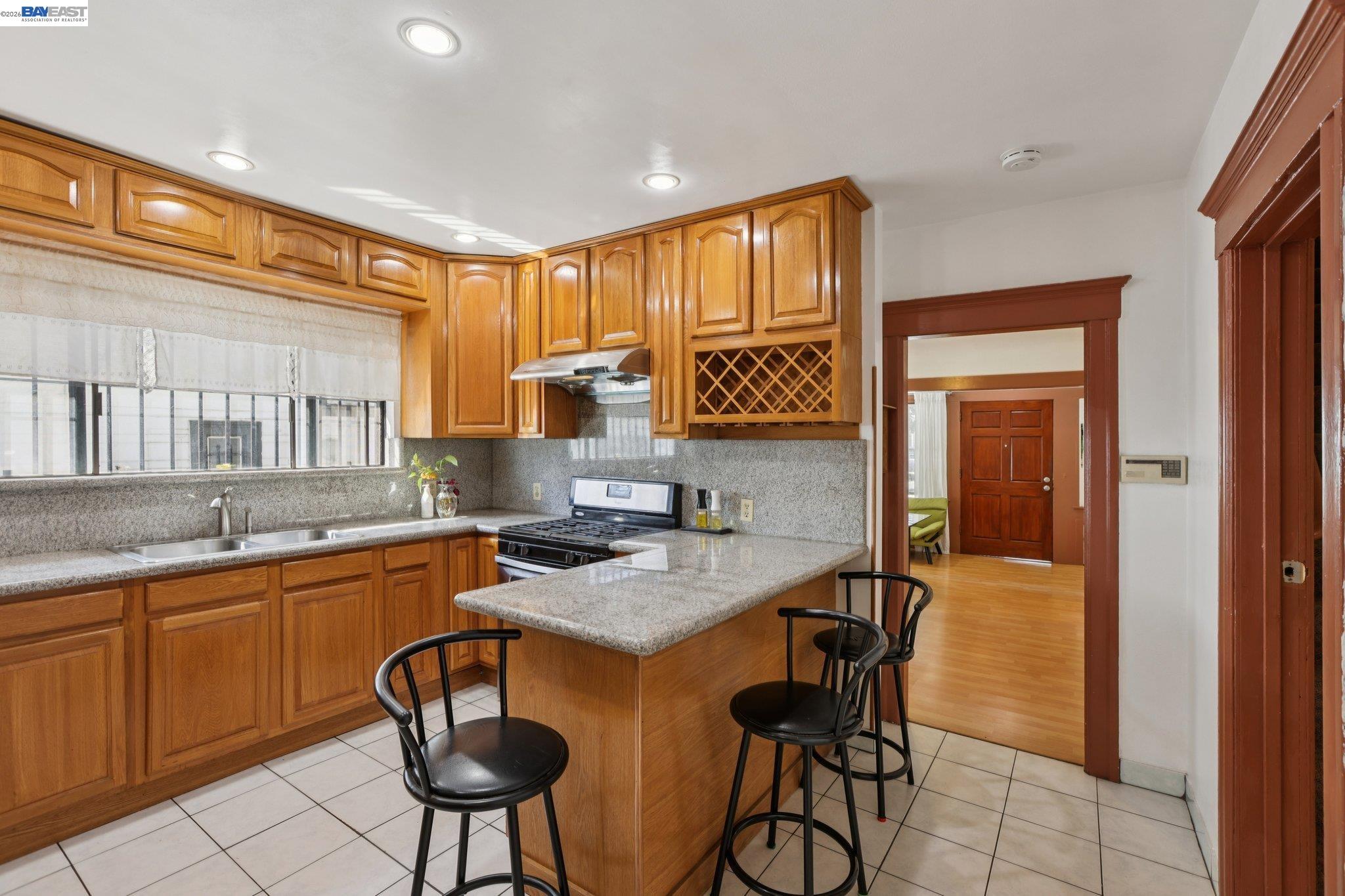 Detail Gallery Image 13 of 36 For 2514 21st Ave, Oakland,  CA 94606 - 4 Beds | 2/1 Baths