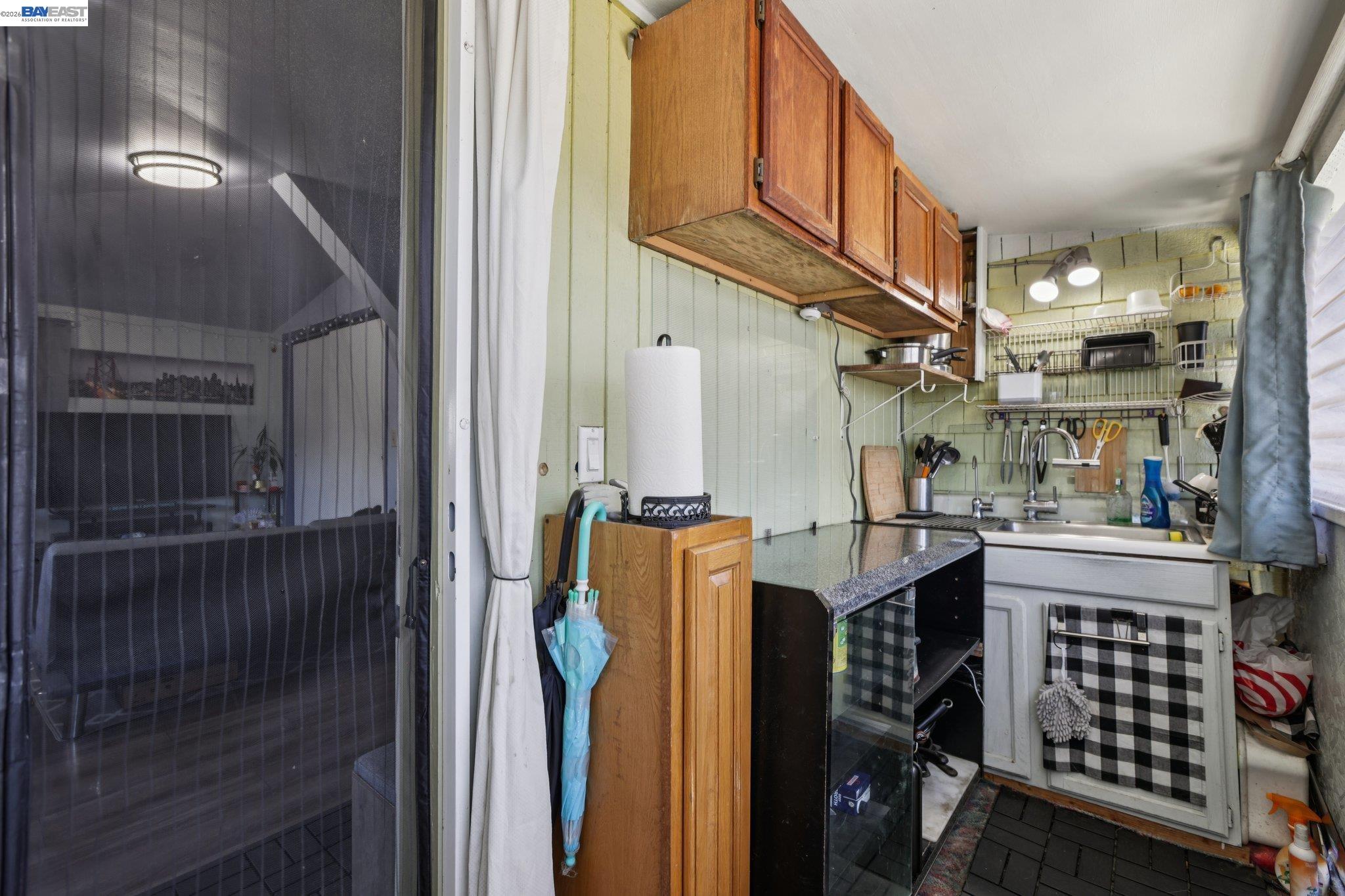 Detail Gallery Image 16 of 22 For 2514 21st Ave, Oakland,  CA 94606 - 4 Beds | 2/1 Baths