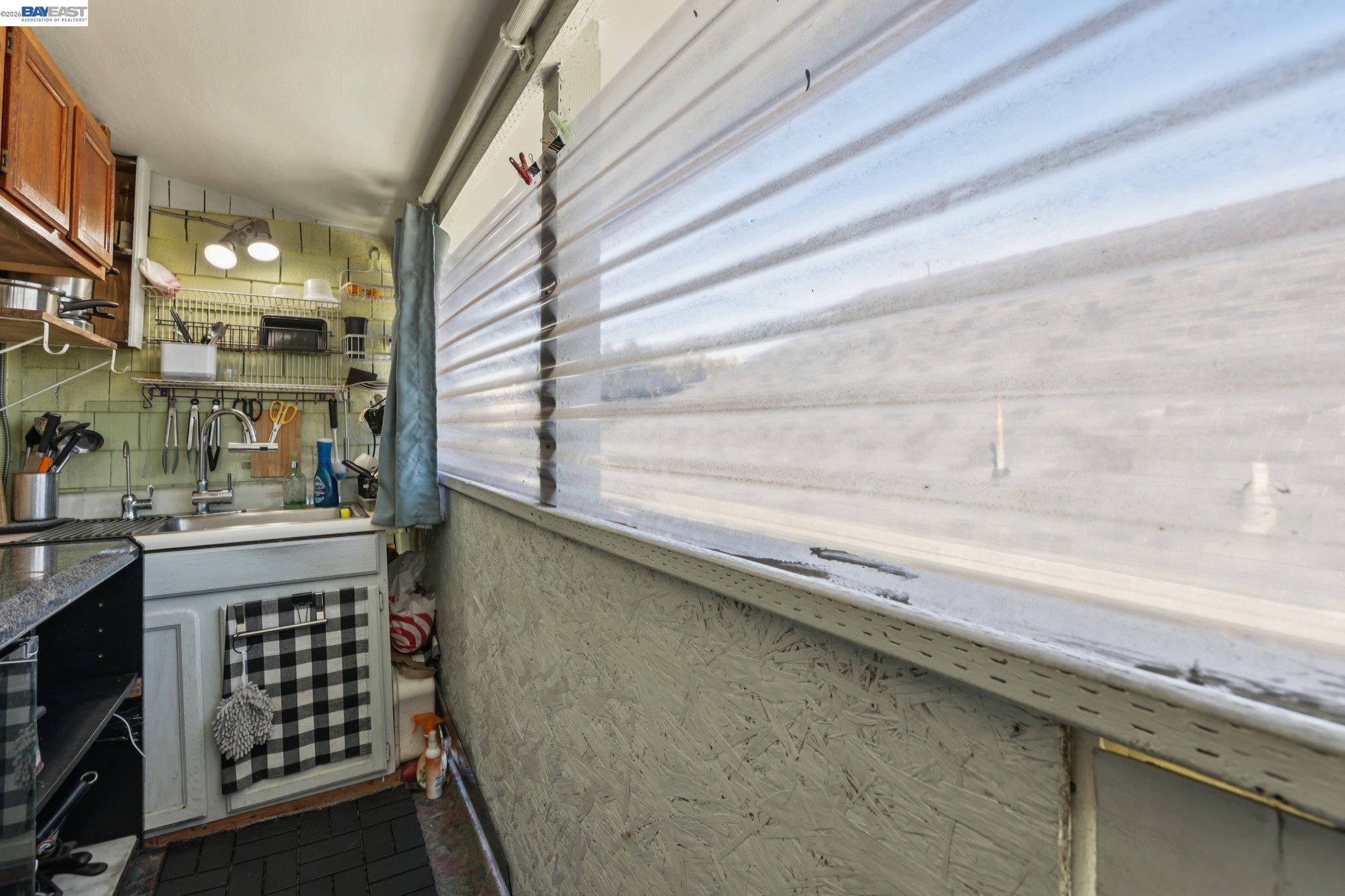 Detail Gallery Image 17 of 22 For 2514 21st Ave, Oakland,  CA 94606 - 4 Beds | 2/1 Baths