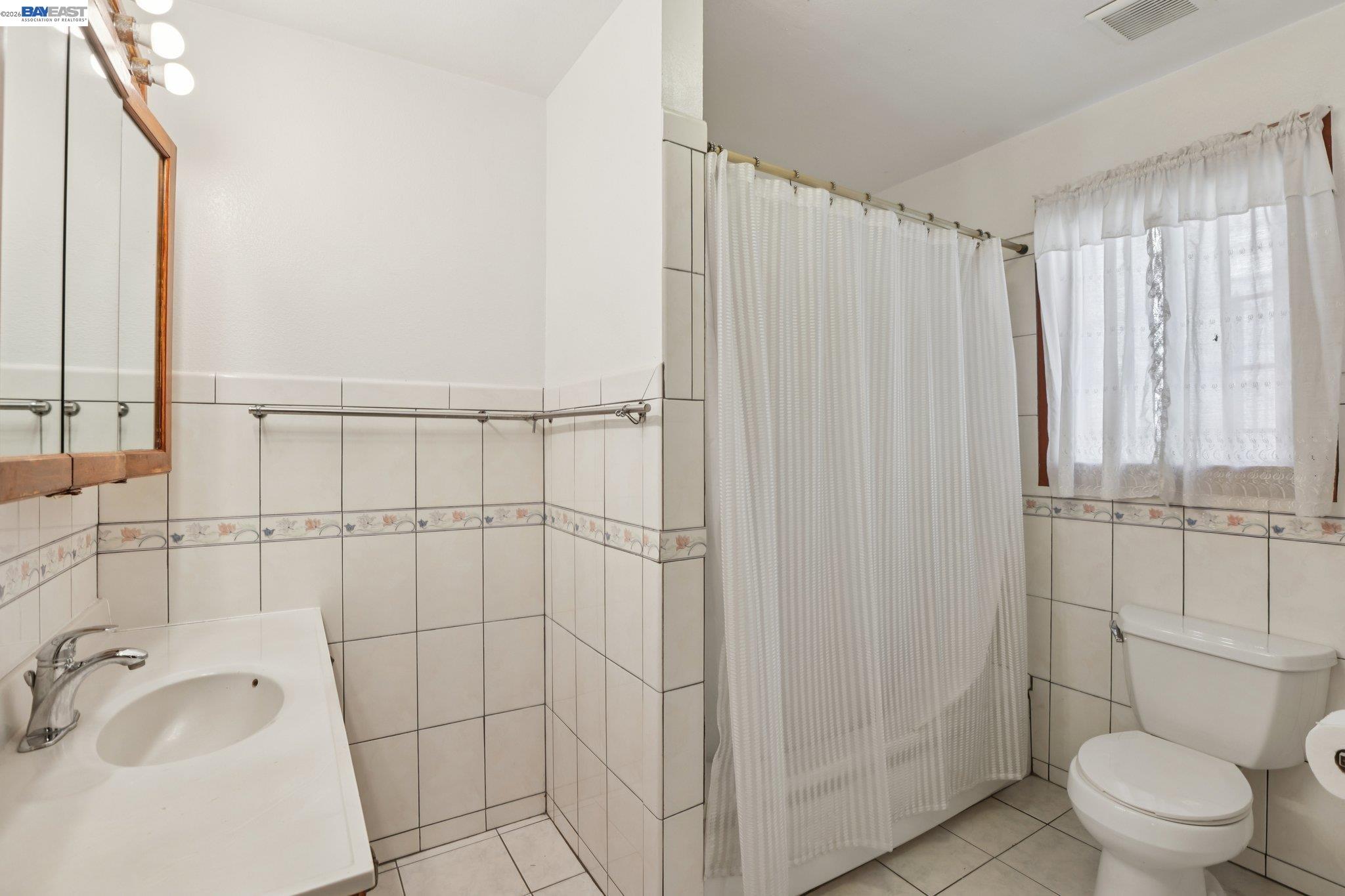 Detail Gallery Image 19 of 22 For 2514 21st Ave, Oakland,  CA 94606 - 4 Beds | 2/1 Baths