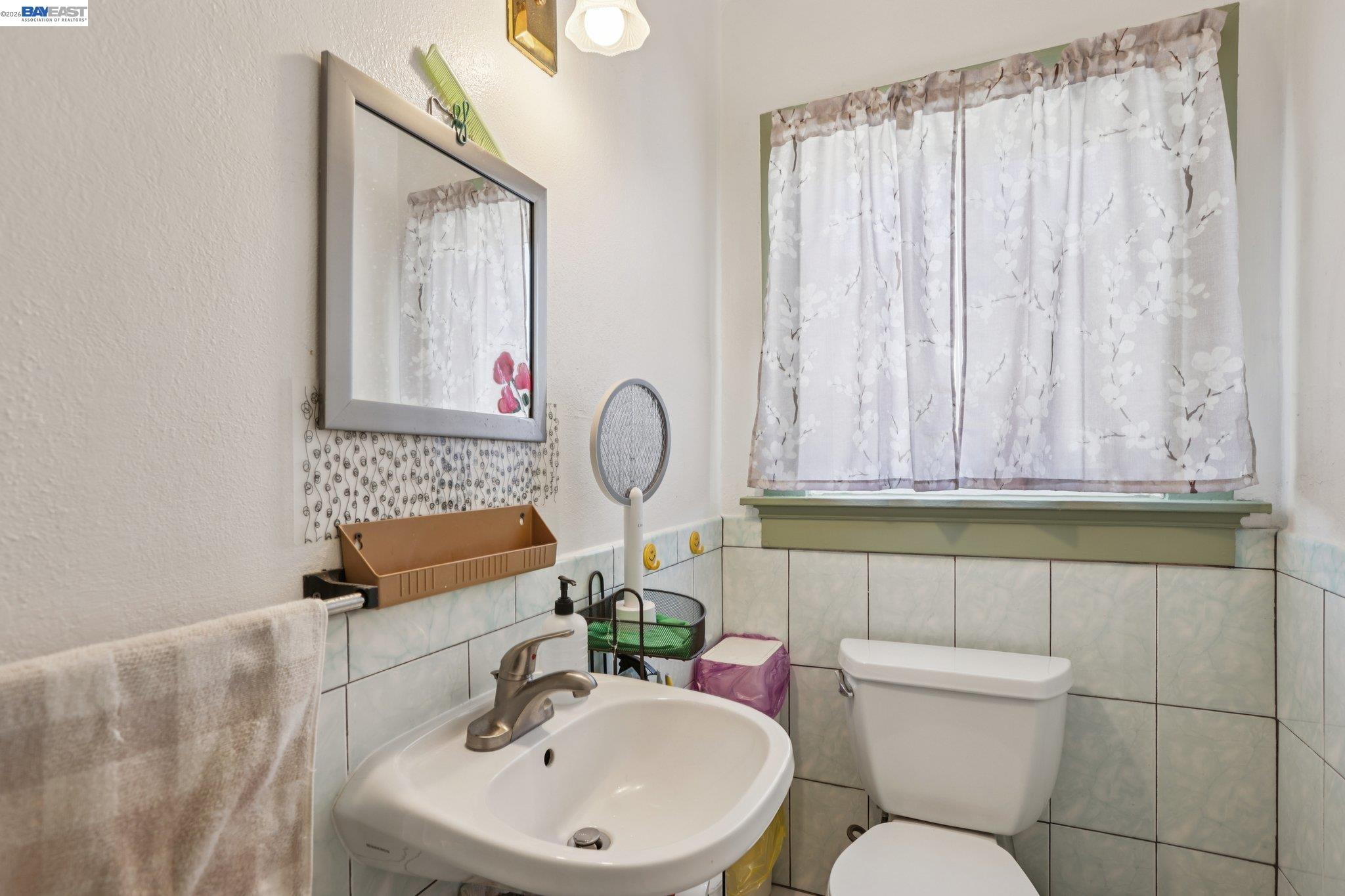 Detail Gallery Image 21 of 36 For 2514 21st Ave, Oakland,  CA 94606 - 4 Beds | 2/1 Baths