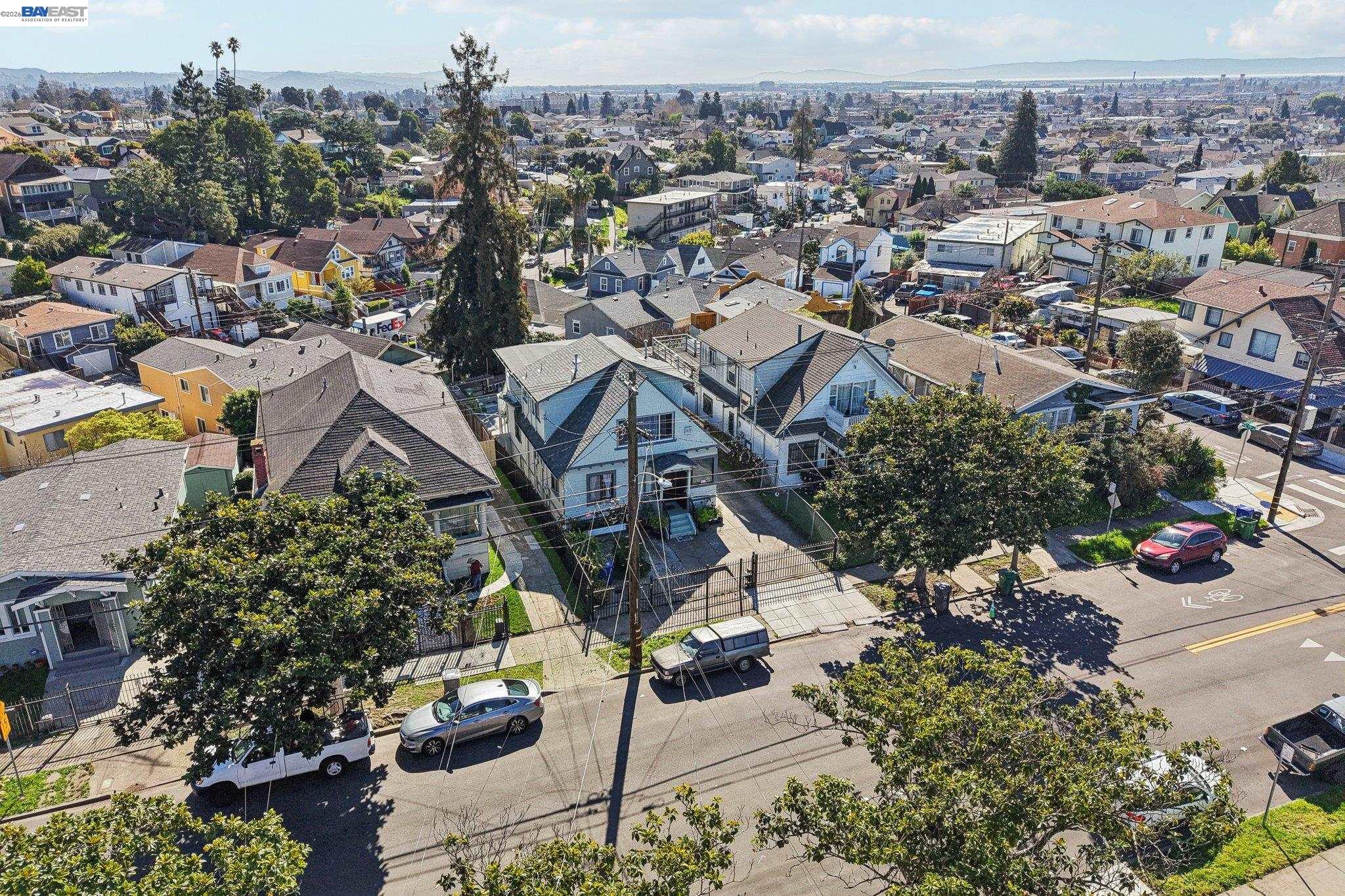 Detail Gallery Image 4 of 36 For 2514 21st Ave, Oakland,  CA 94606 - 4 Beds | 2/1 Baths