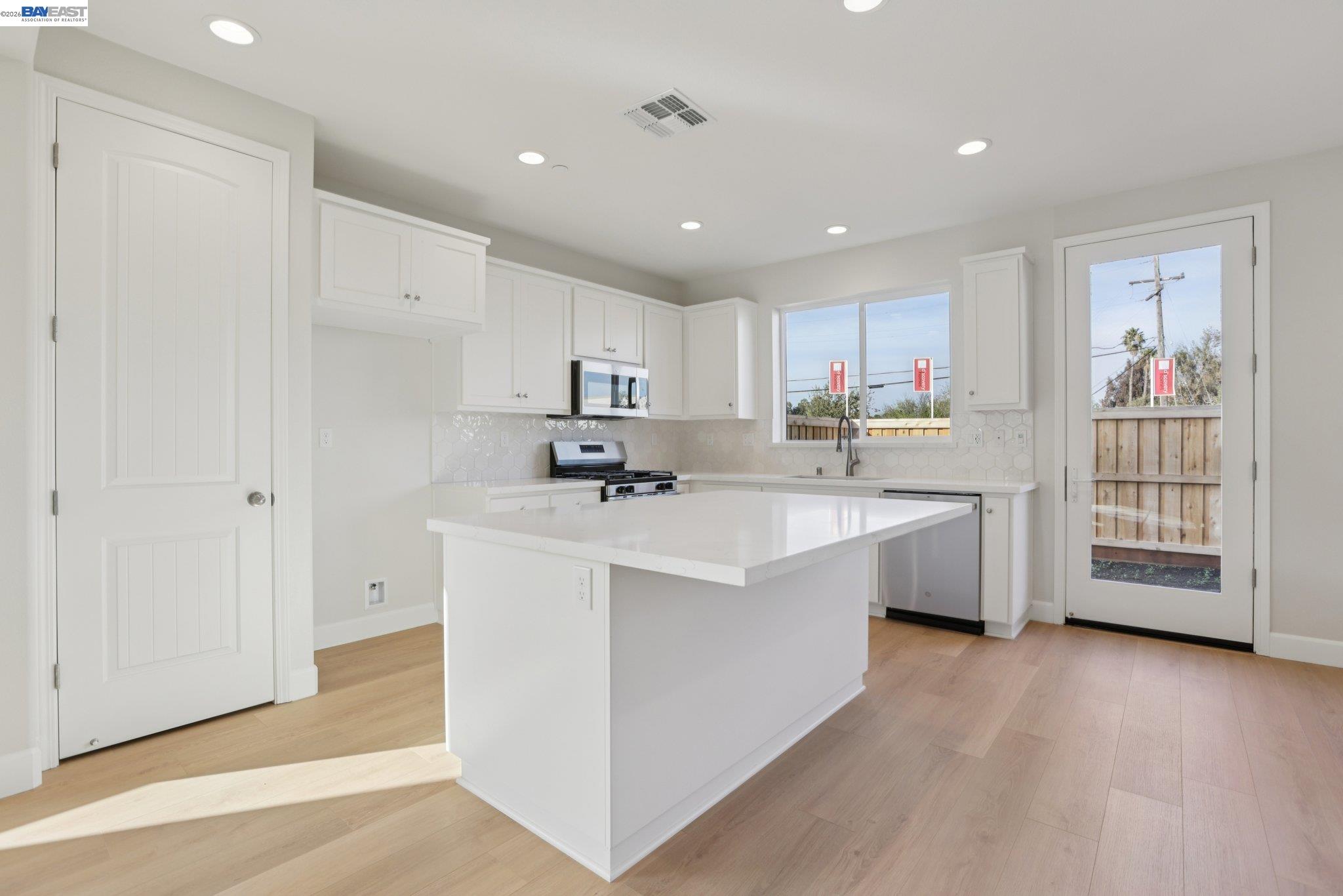 Detail Gallery Image 12 of 38 For 108 Creek View Cir, Fairfield,  CA 94533 - 3 Beds | 2/1 Baths