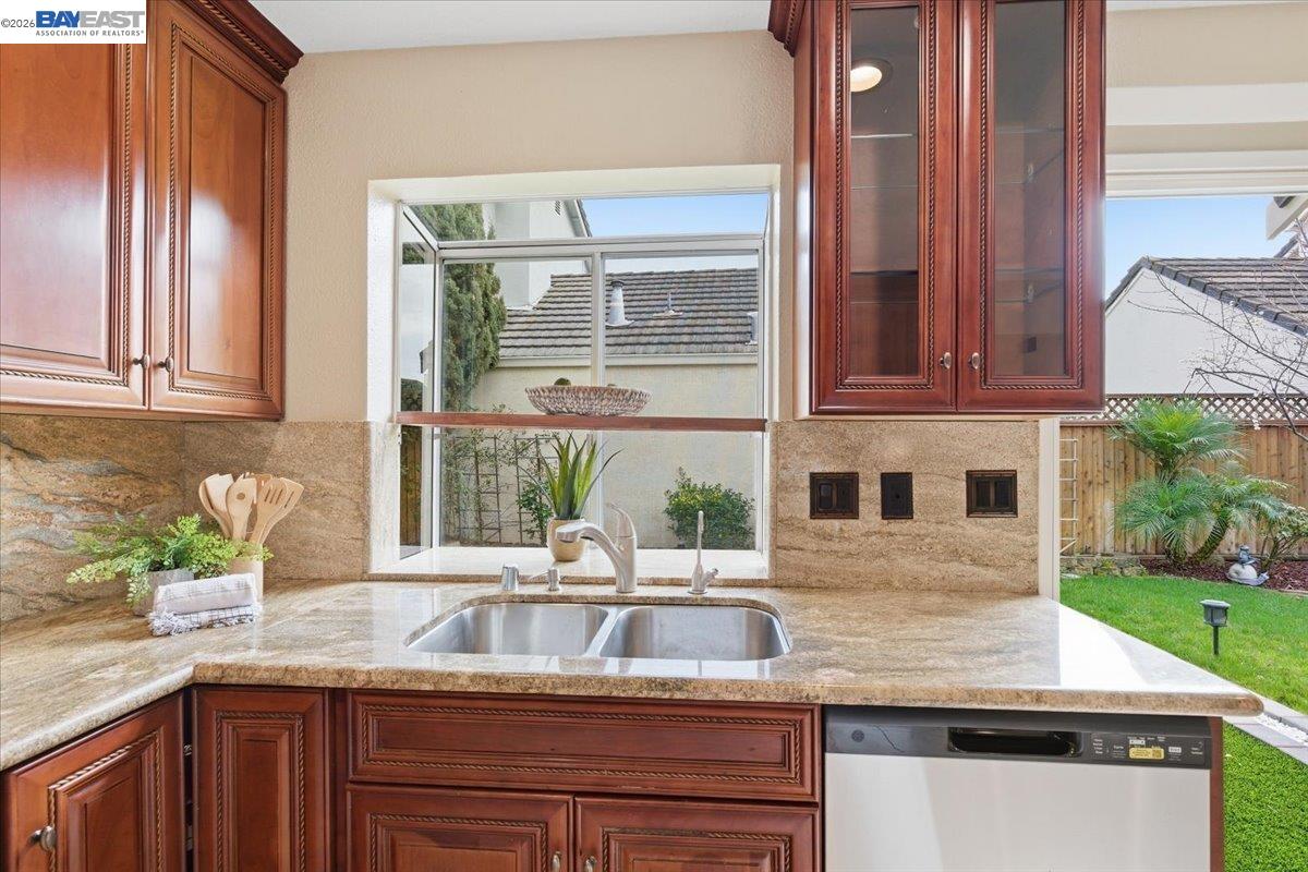 Detail Gallery Image 10 of 44 For 5410 Buckner Ter, Fremont,  CA 94555 - 3 Beds | 2/1 Baths