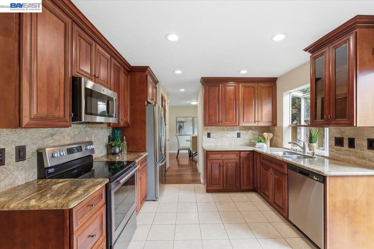 Detail Gallery Image 9 of 44 For 5410 Buckner Ter, Fremont,  CA 94555 - 3 Beds | 2/1 Baths