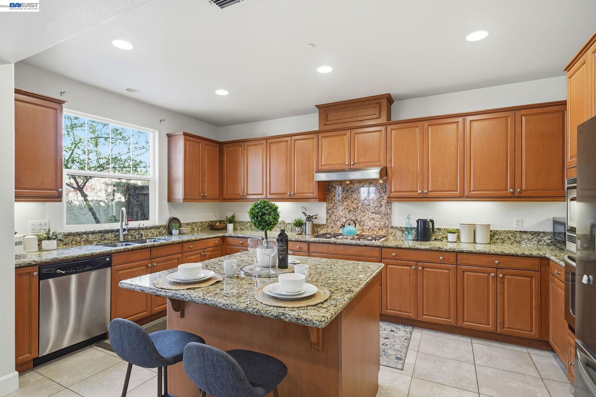 Detail Gallery Image 12 of 45 For 4958 Trescott Ct, Dublin,  CA 94568 - 5 Beds | 3/1 Baths