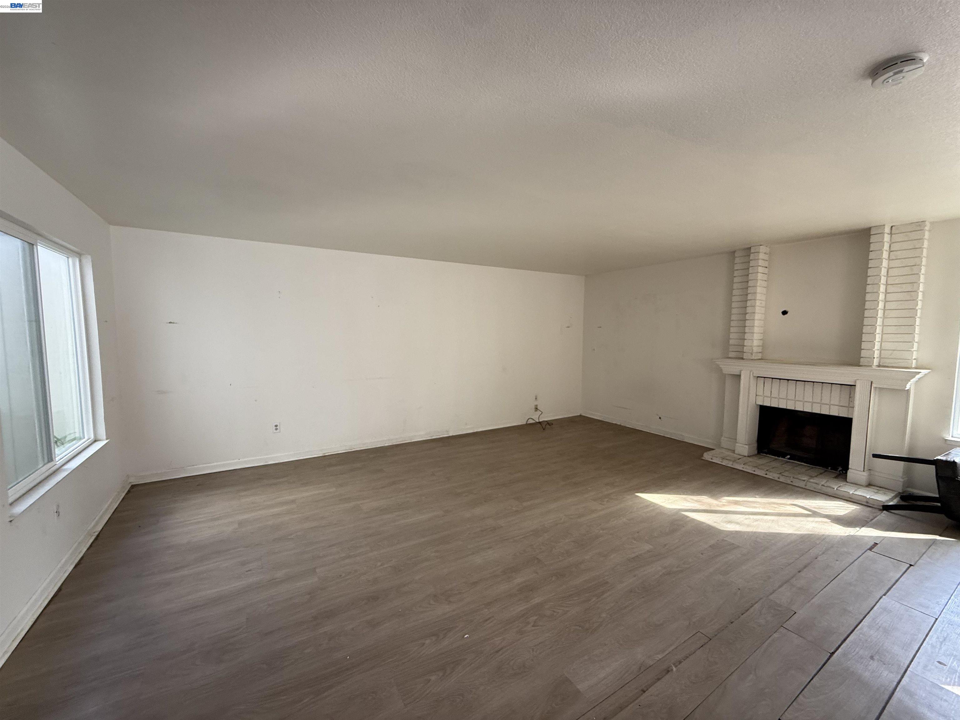 Detail Gallery Image 3 of 14 For 2203 Glenmount Dr, Pittsburg,  CA 94565 - 5 Beds | 2/1 Baths