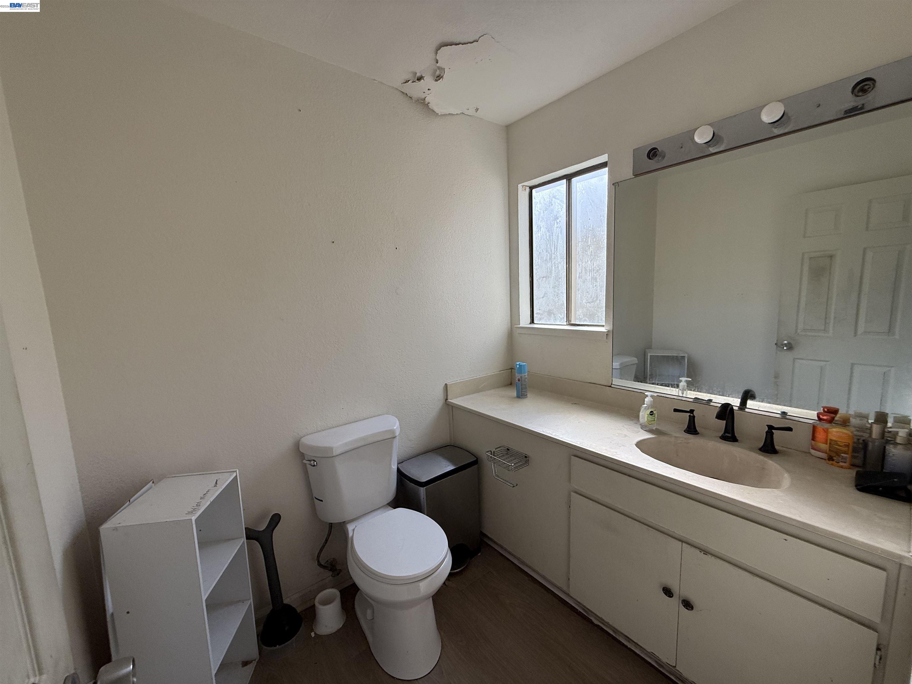 Detail Gallery Image 6 of 14 For 2203 Glenmount Dr, Pittsburg,  CA 94565 - 5 Beds | 2/1 Baths