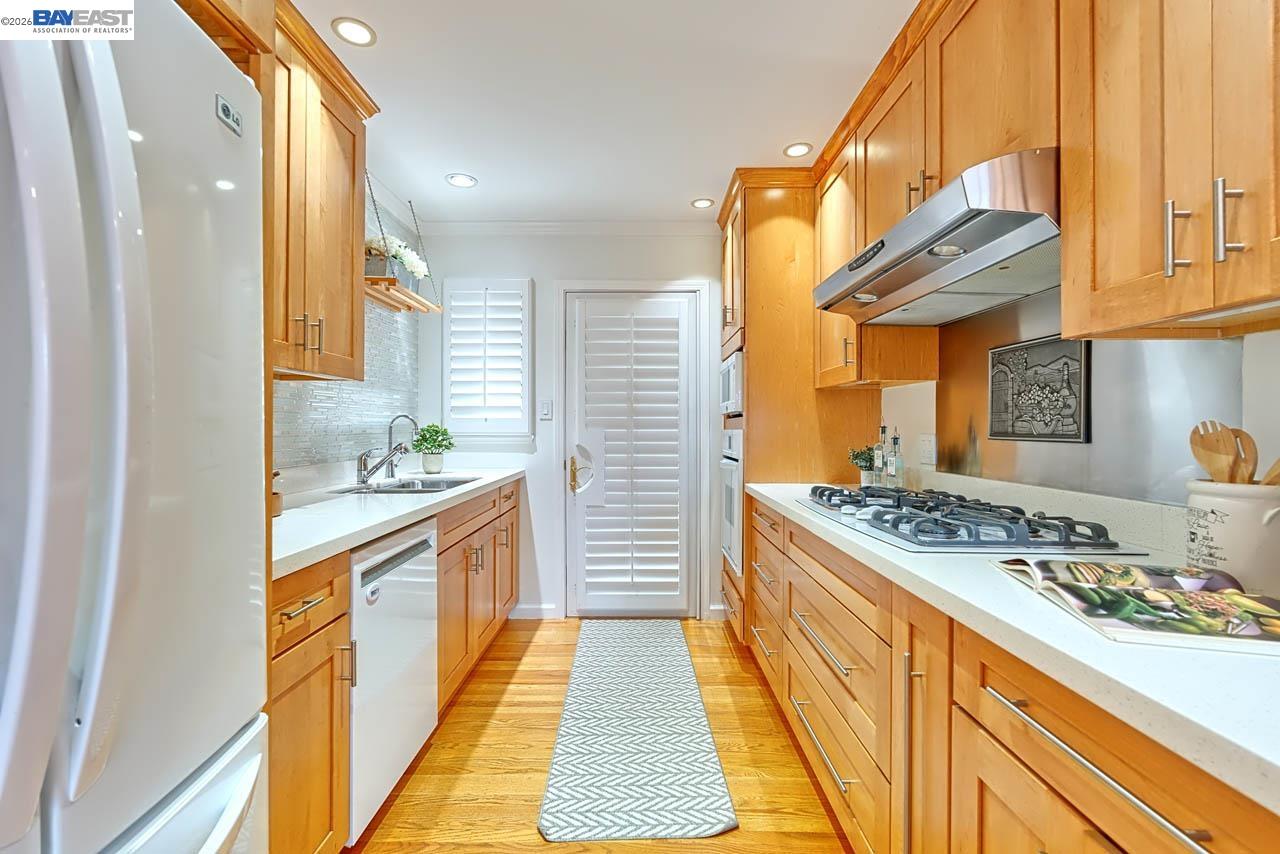 Detail Gallery Image 14 of 39 For 1515 Miramonte Ave, Mountain View,  CA 94040 - 4 Beds | 2 Baths