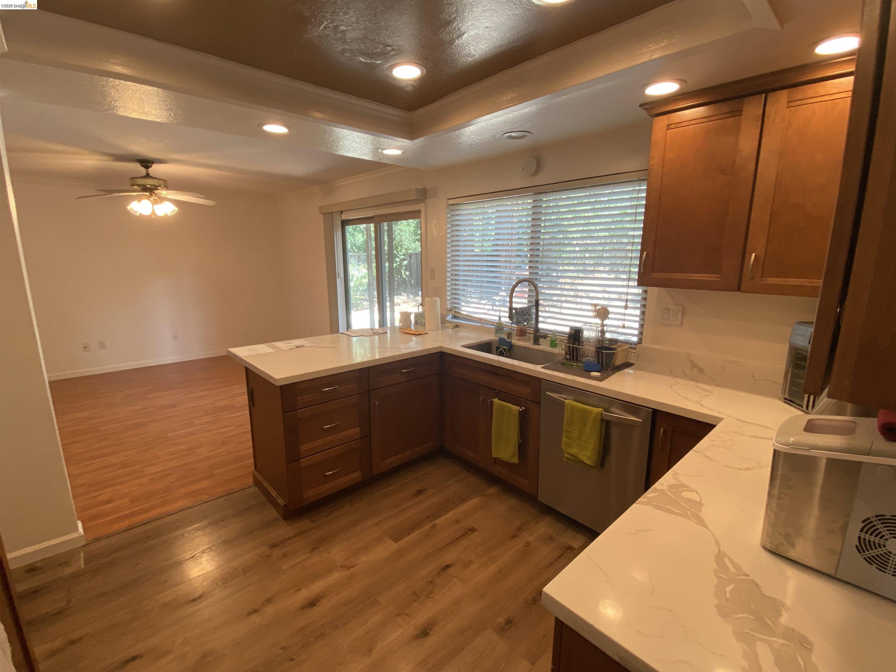 Detail Gallery Image 2 of 16 For 894 Saint John Cir, Concord,  CA 94518-2143 - 4 Beds | 3 Baths